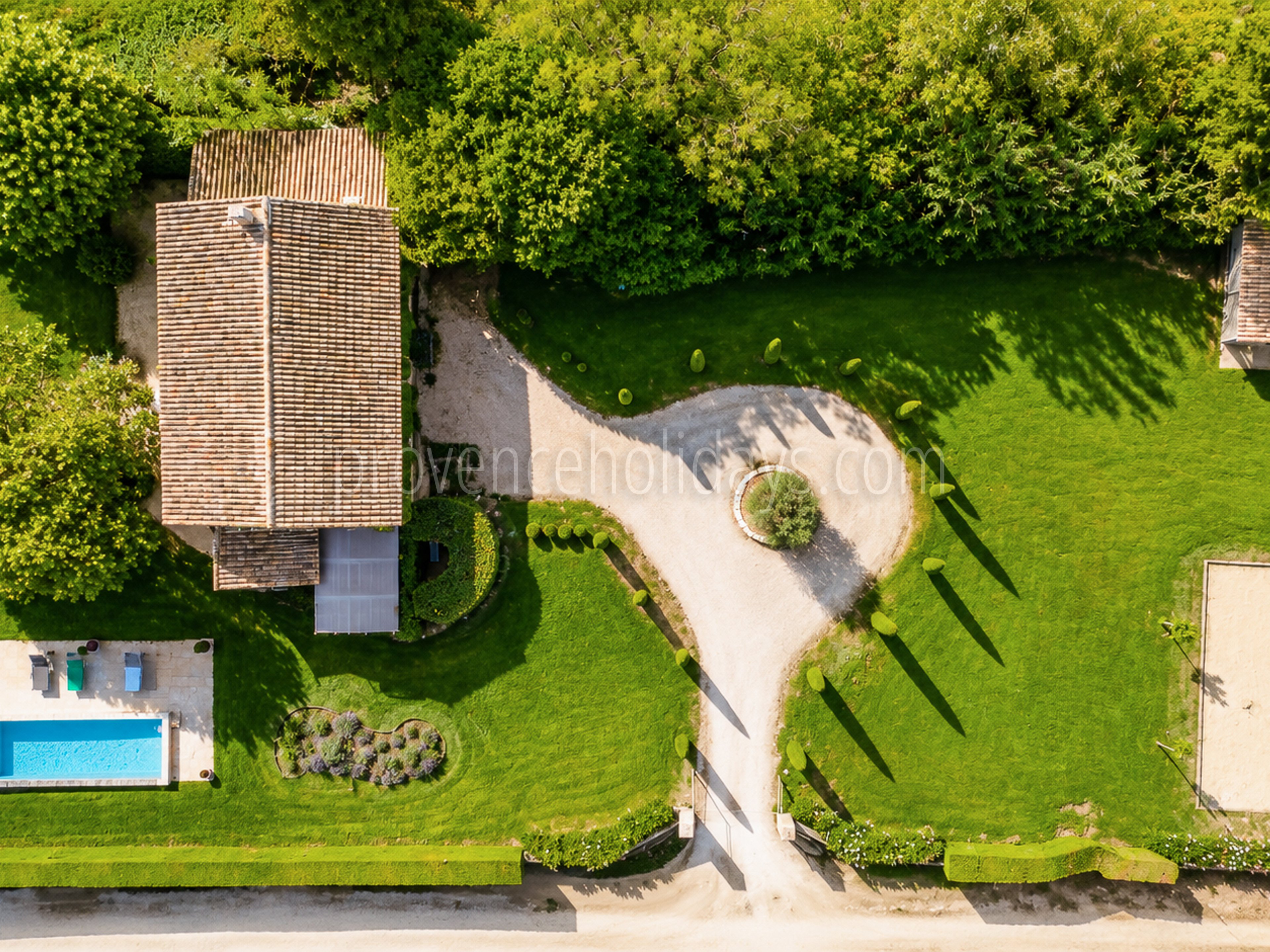 9 - Bauernhaus mit Blick auf den Luberon: Villa: Exterior