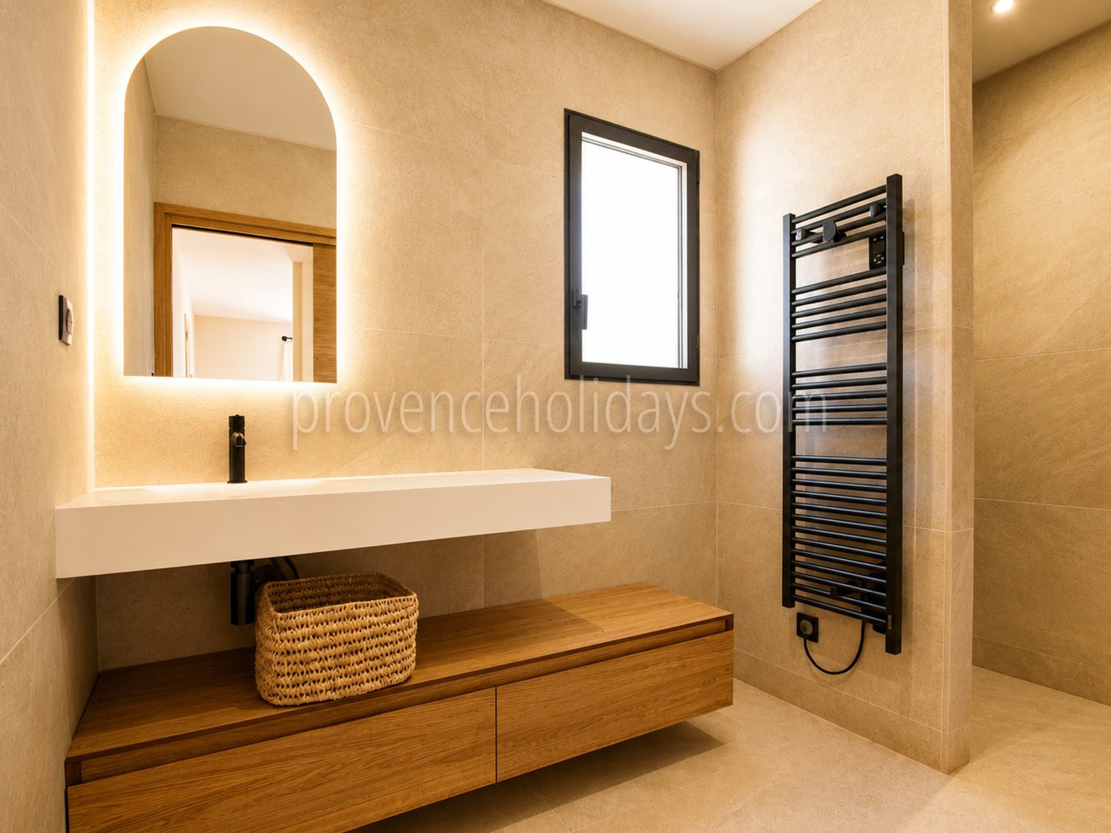 18 - Villa within walking distance of Maussane-les-Alpilles: Villa: Bathroom