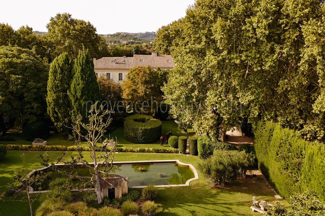 7 - Mas de Maussane: Villa: Exterior