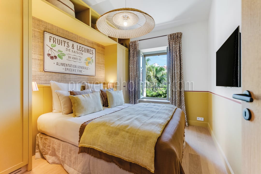 8 - La Tropézienne: Villa: Bedroom