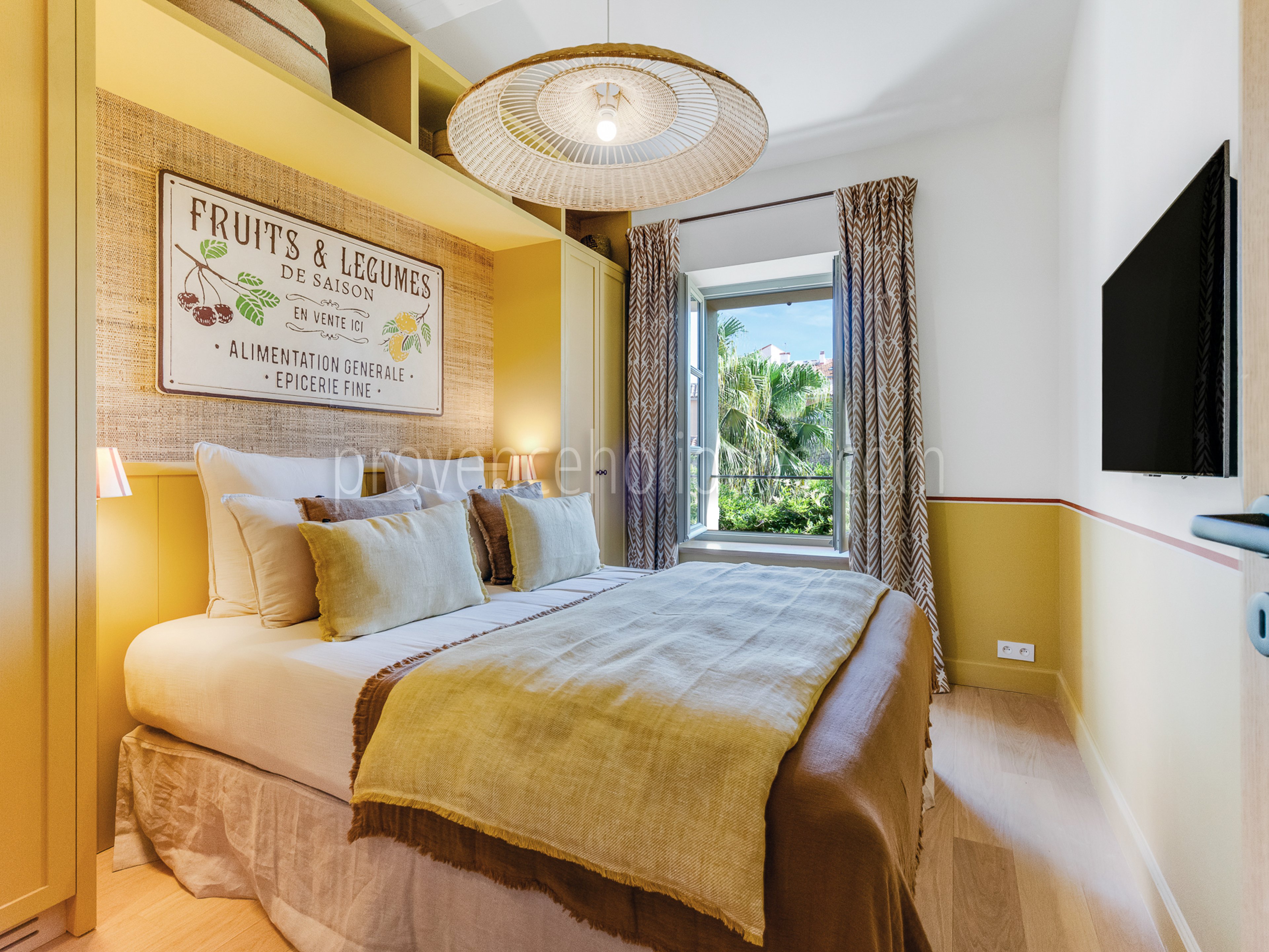 8 - La Tropézienne: Villa: Bedroom