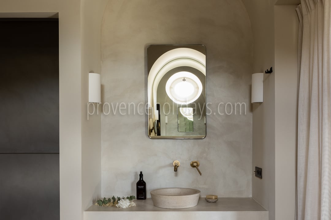 37 - Mas Chabaud: Villa: Bathroom