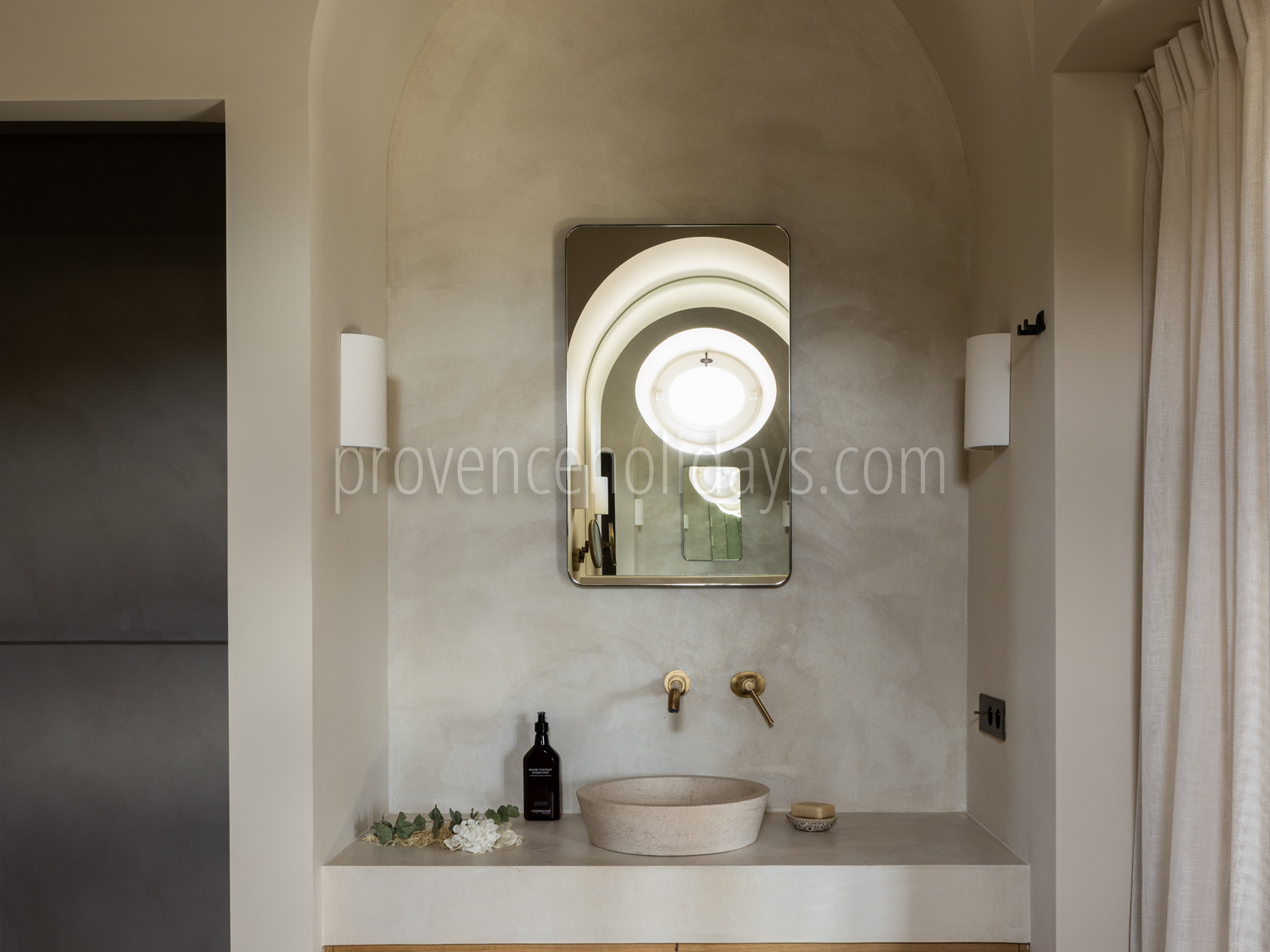 37 - Mas Chabaud: Villa: Bathroom