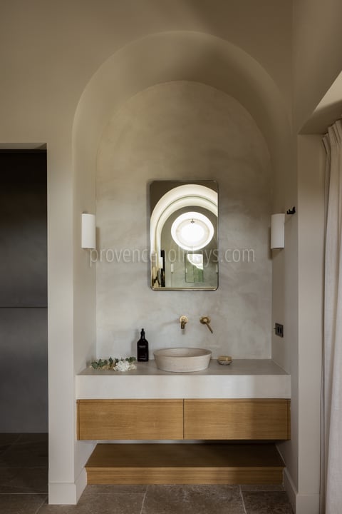 37 - Mas Chabaud: Villa: Bathroom