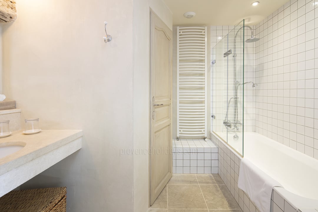 15 - Villa Cabrières-d\'Avignon: Villa: Bathroom