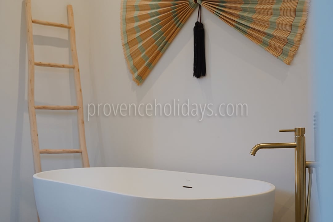 16 - Mas Trabail: Villa: Bathroom