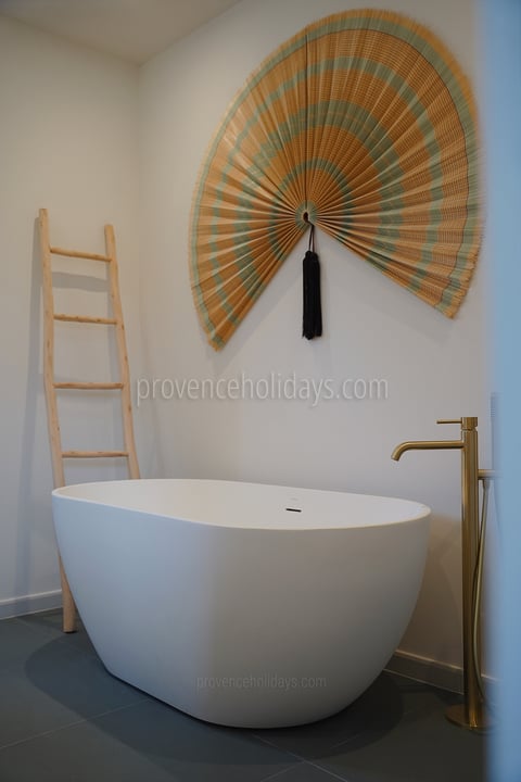 16 - Mas Trabail: Villa: Bathroom