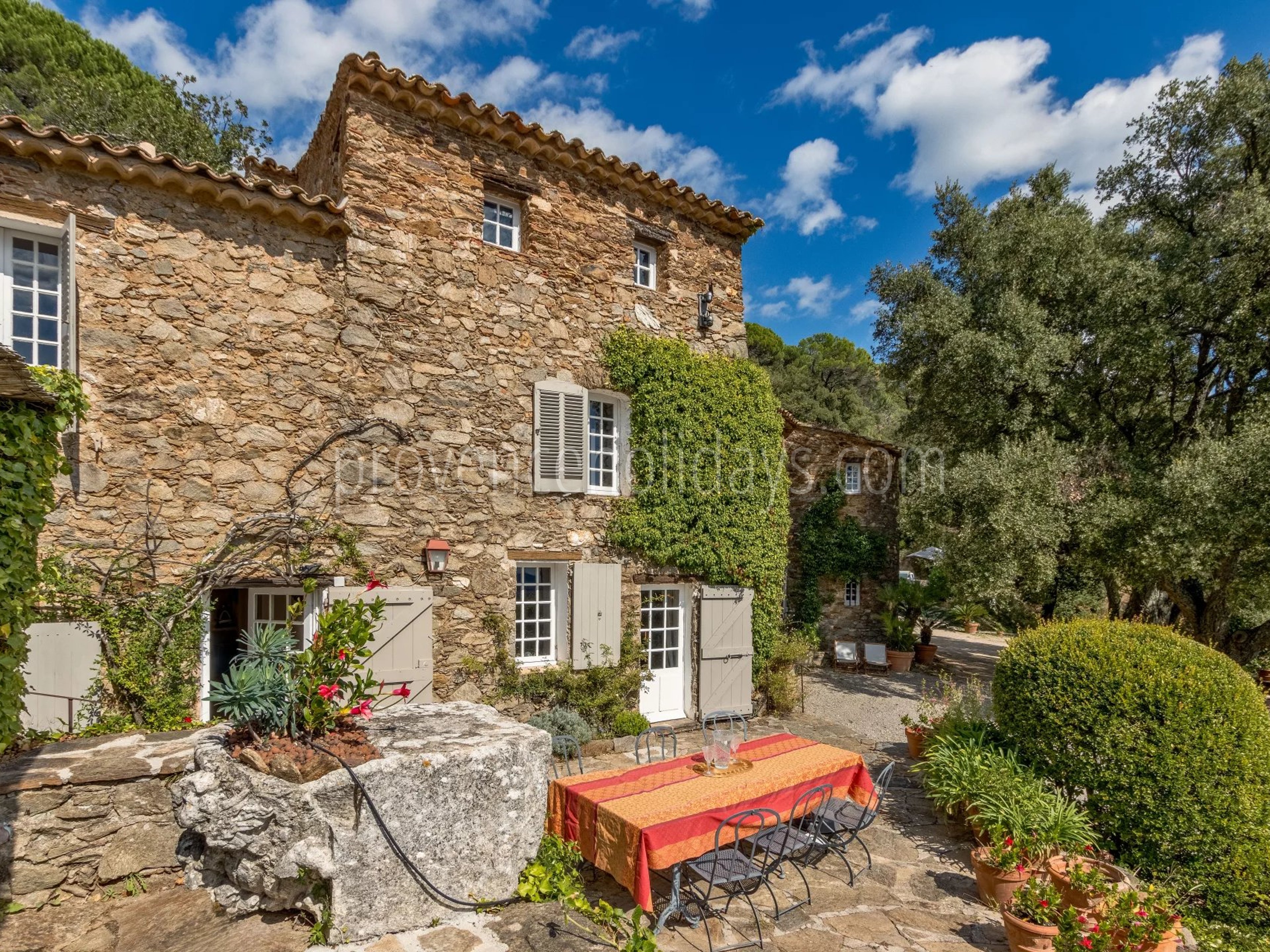 14 - Steinernes hameau in La Garde-Freinet: Villa: Exterior