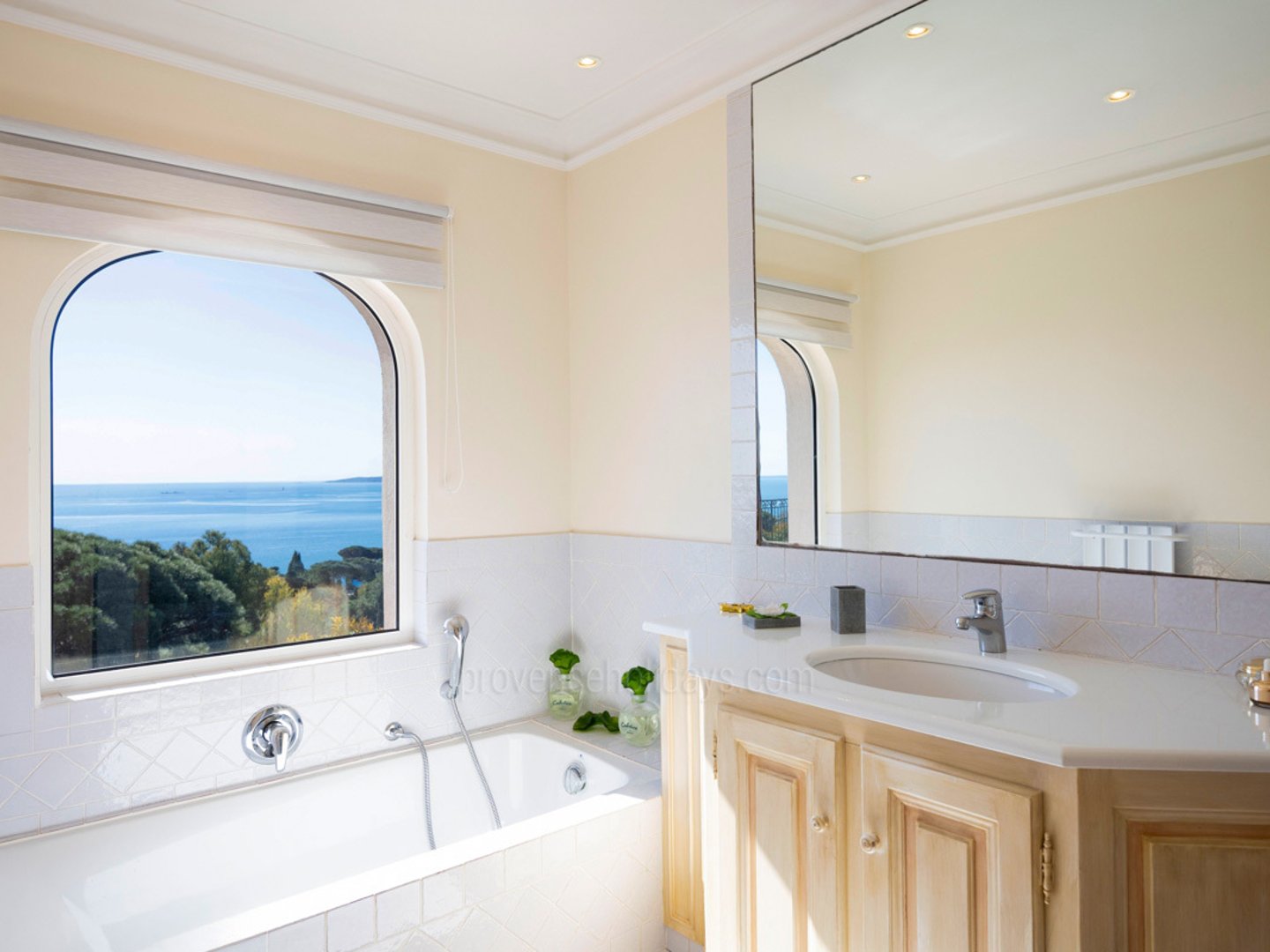 14 - Villa Loggia: Villa: Bathroom