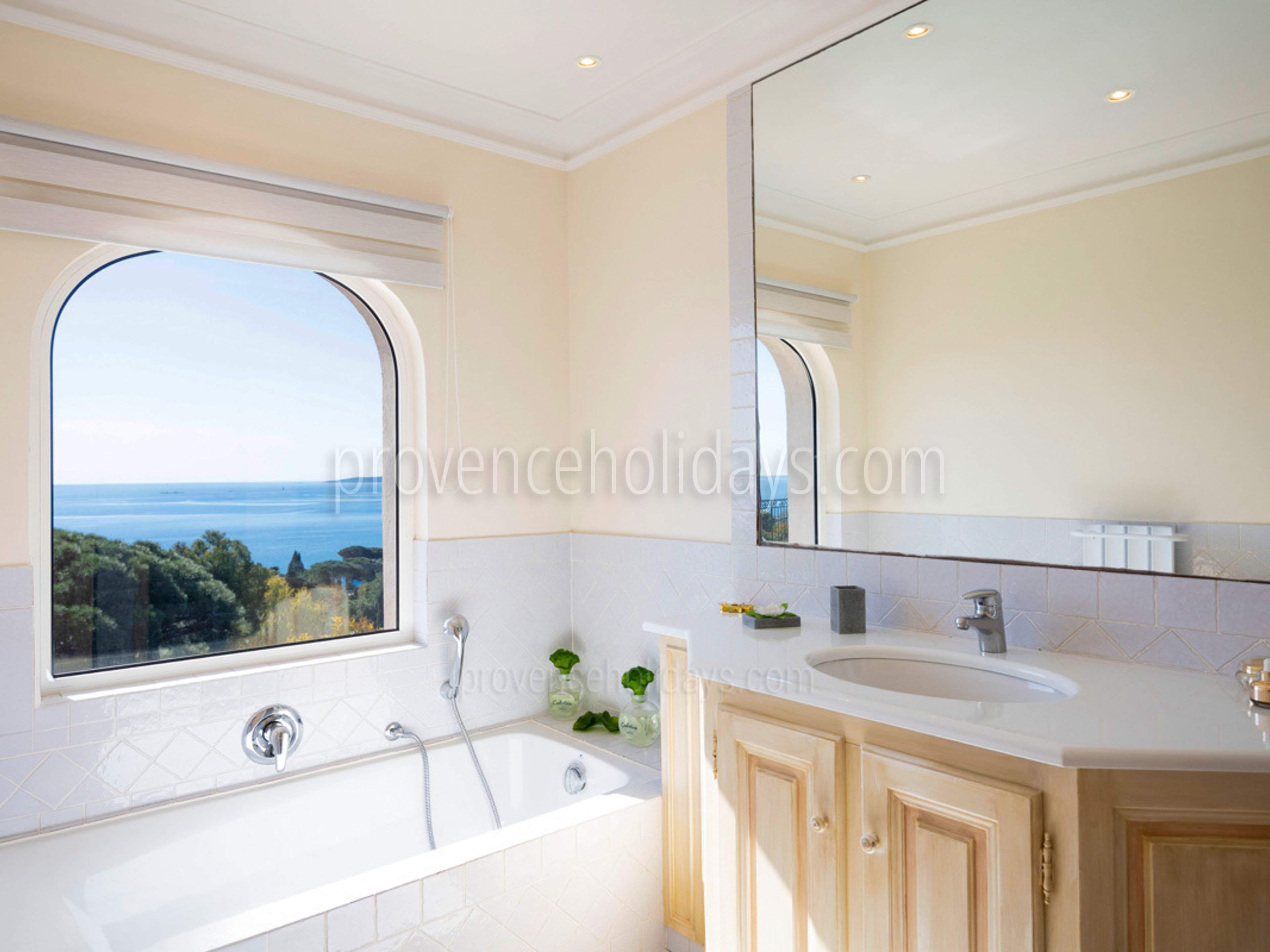 14 - Villa Loggia: Villa: Bathroom