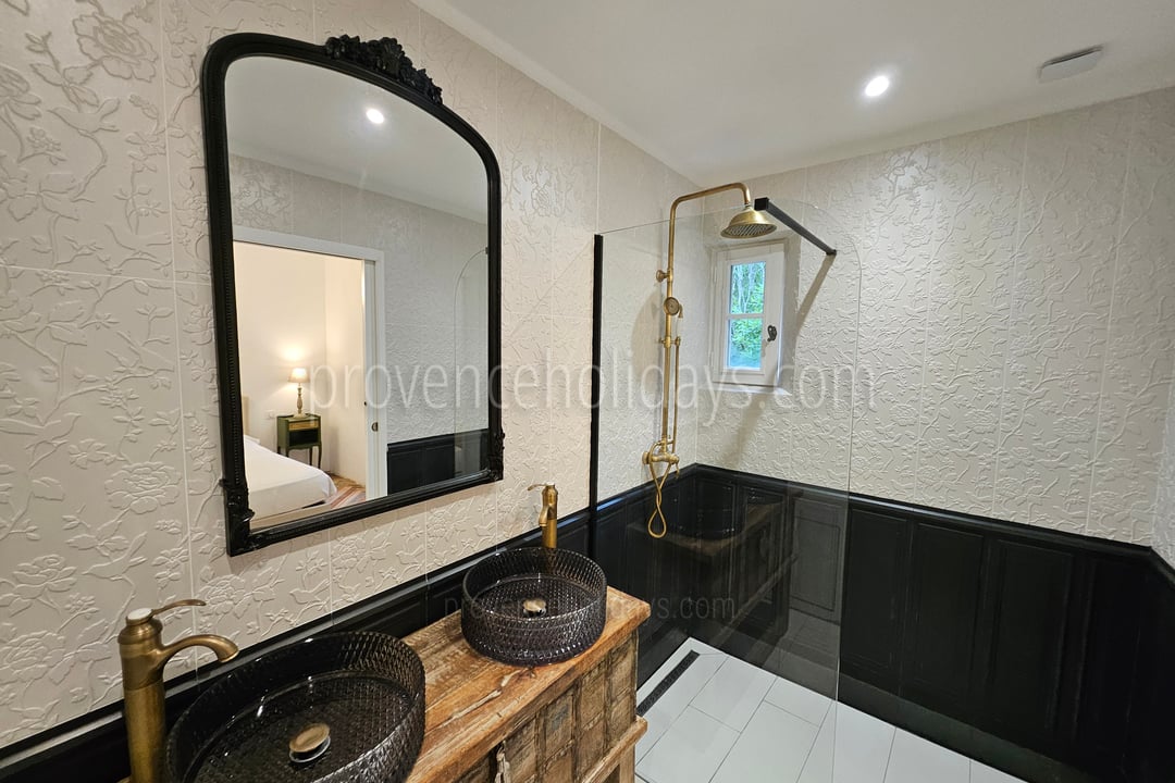 27 - Le Mas de la Garde: Villa: Bathroom