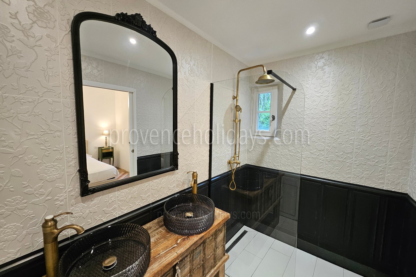 27 - Le Mas de la Garde: Villa: Bathroom