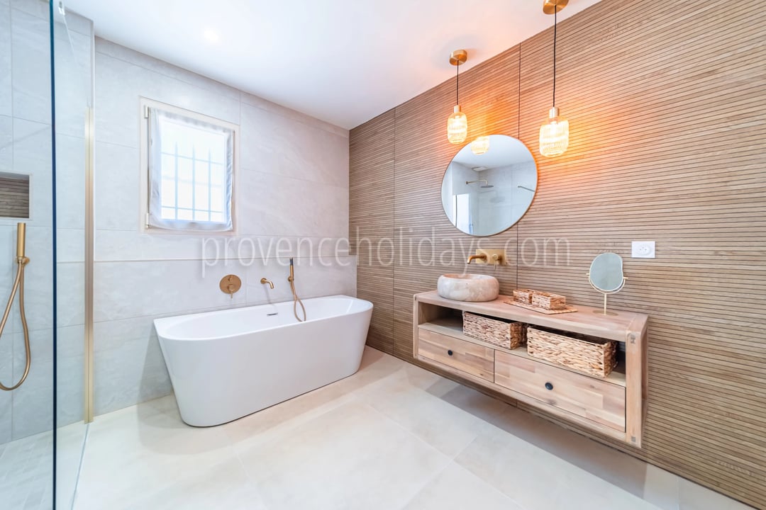 10 - Provençal villa in Gordes: Villa: Bathroom