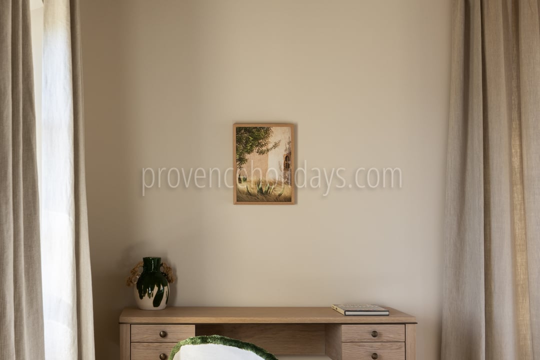 25 - Mas Chabaud: Villa: Bedroom