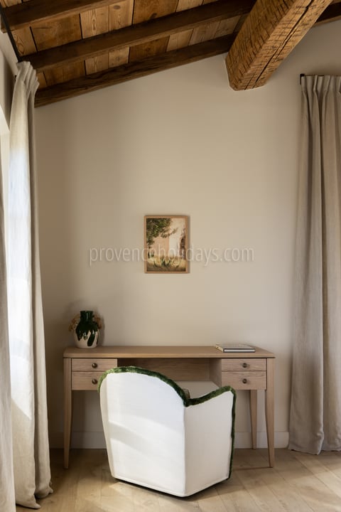 25 - Mas Chabaud: Villa: Bedroom
