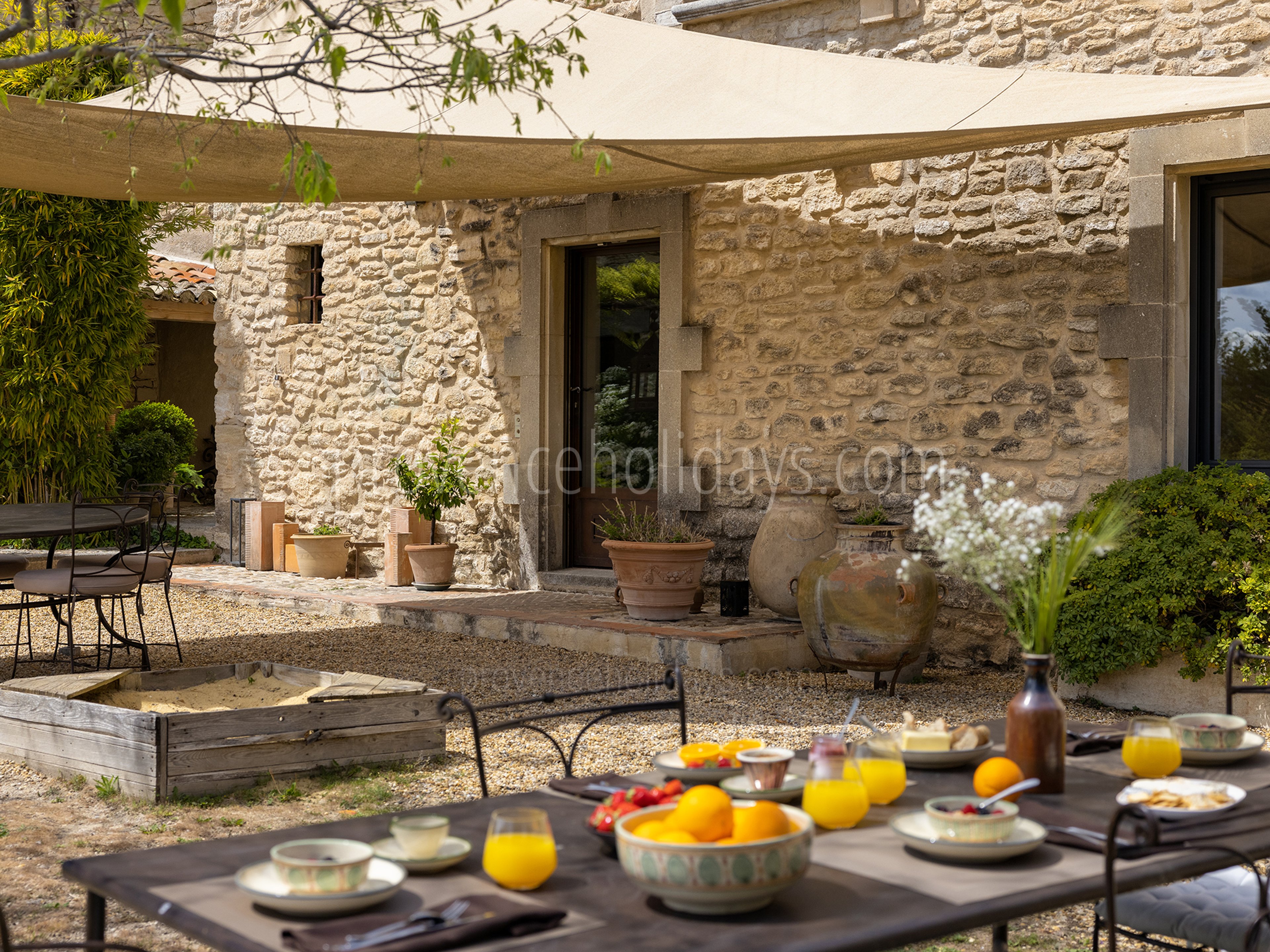 27 - La Maison des Glycines: Villa: Exterior
