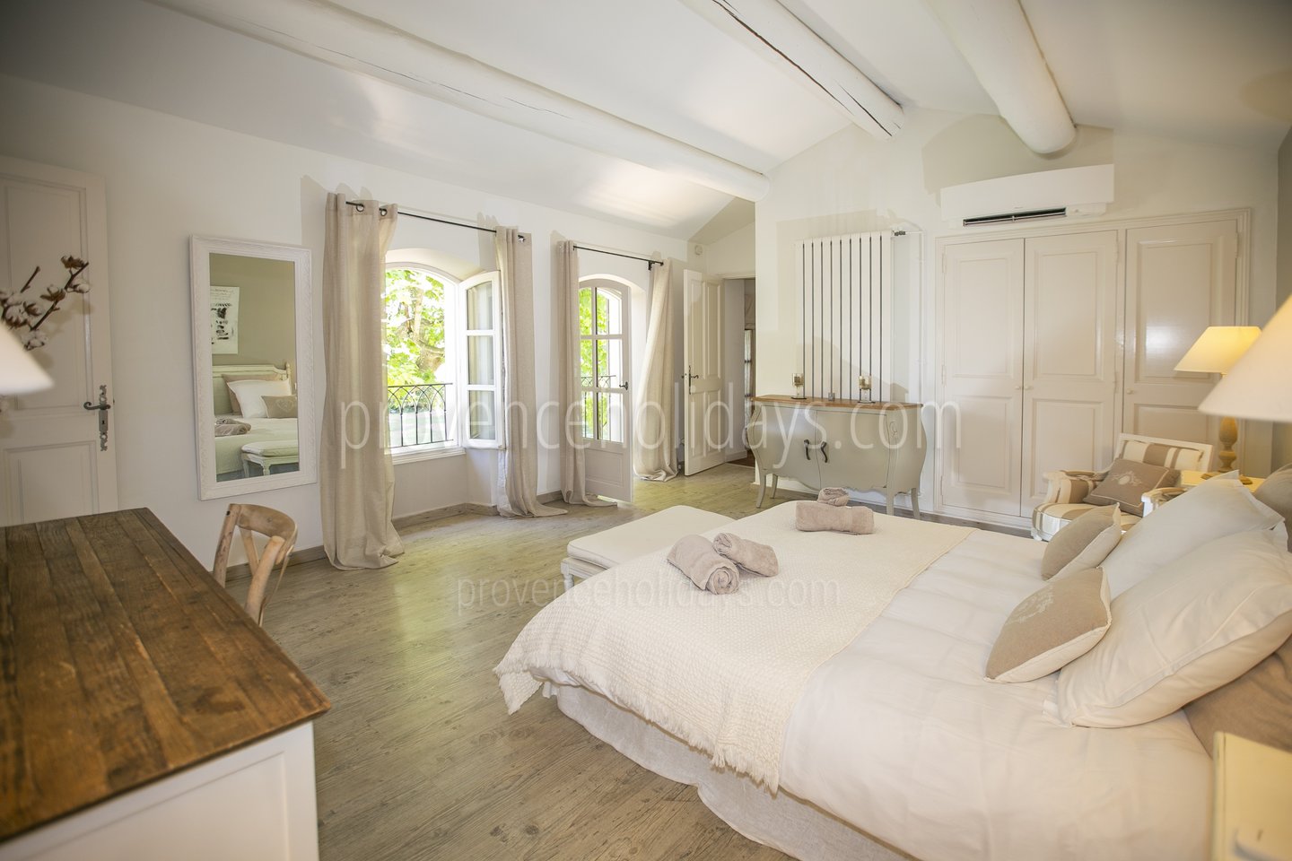16 - Les Oliviers: Villa: Bedroom - 1 Master room first floor west side with adjacent room with a twin bed and a separate toilet(1)