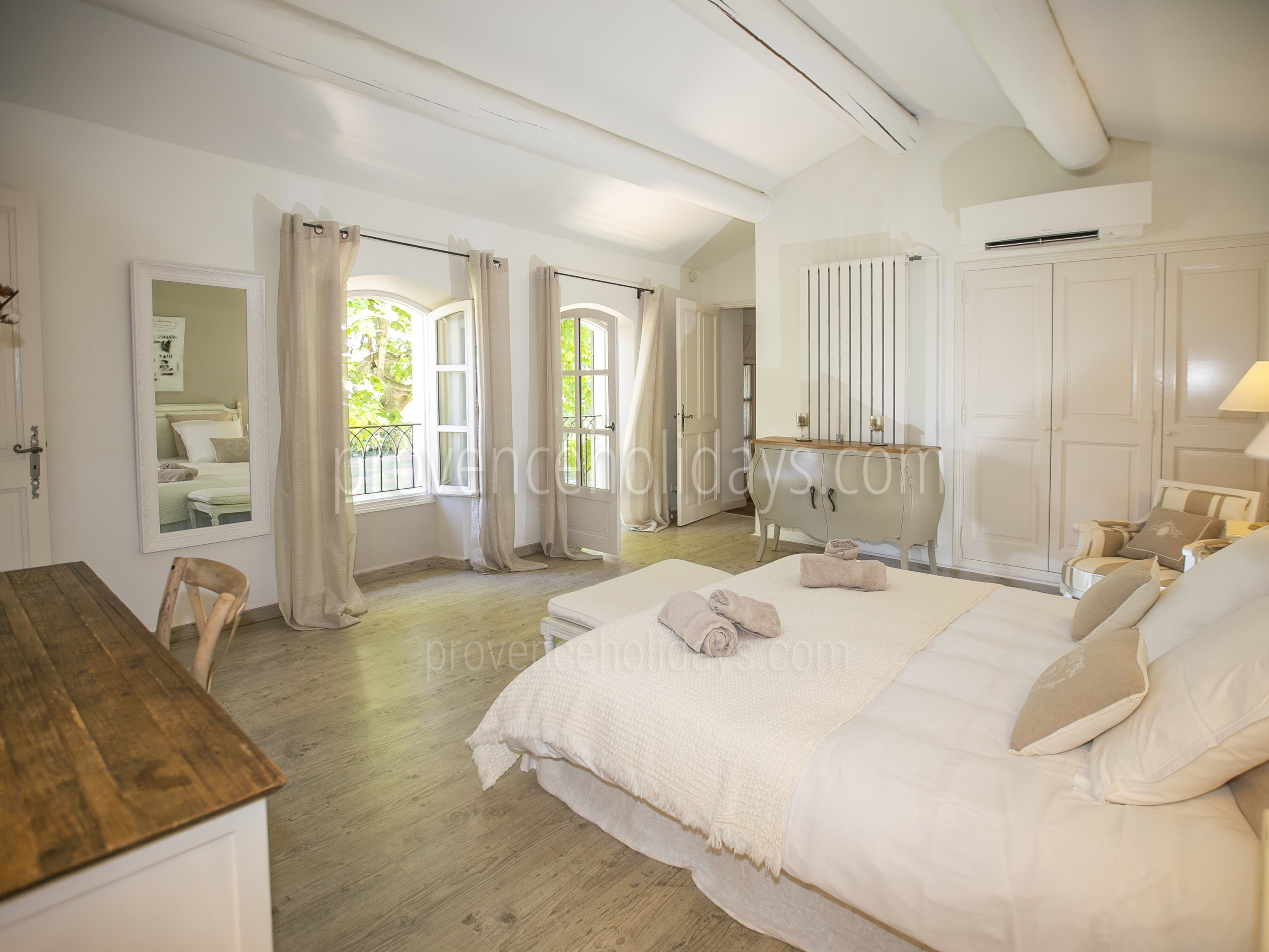 16 - Les Oliviers: Villa: Bedroom - 1 Master room first floor west side with adjacent room with a twin bed and a separate toilet(1)