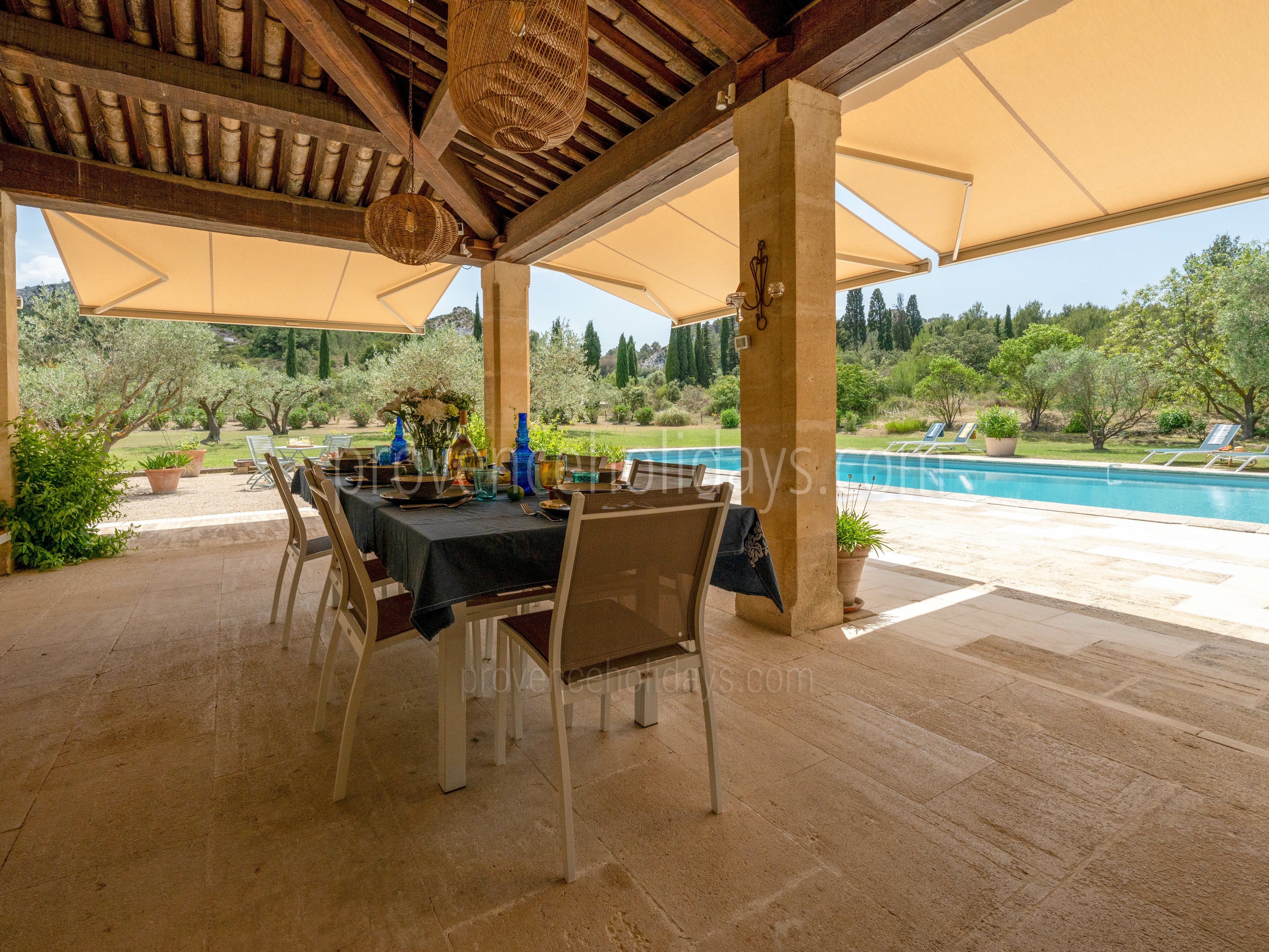 17 - Mas des Trois Cyprès: Villa: Exterior