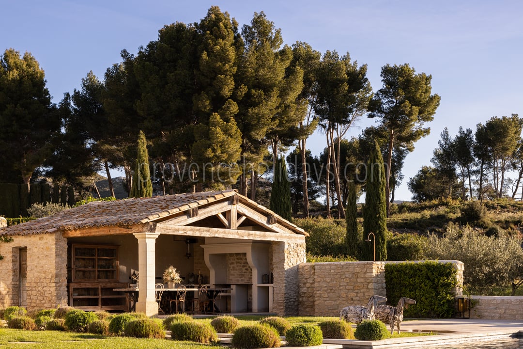 46 - La Bastide de Maussane: Villa: Exterior