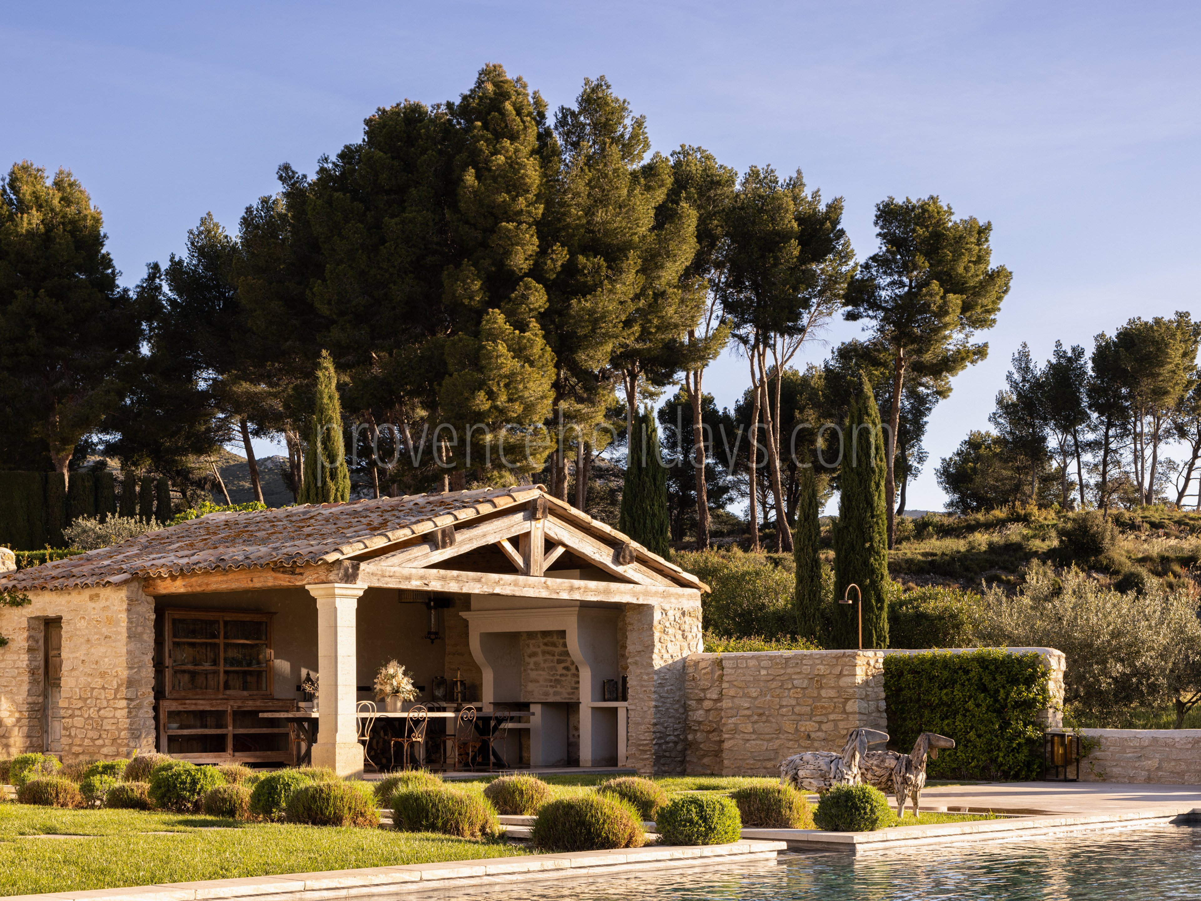 46 - La Bastide de Maussane: Villa: Exterior