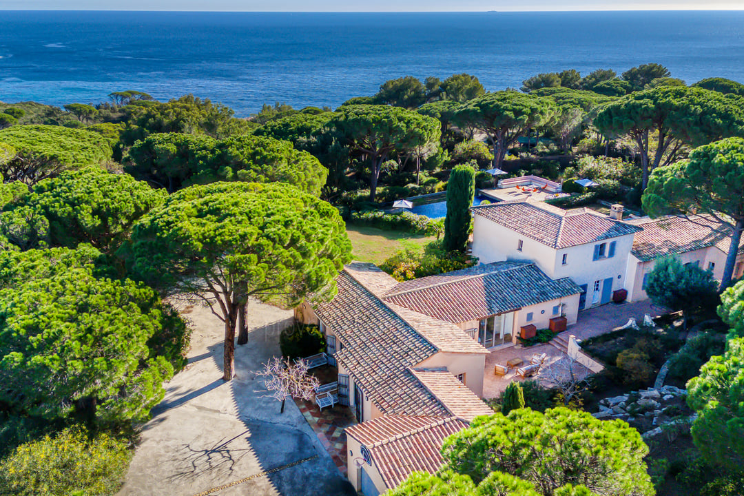 A family villa with sea view, infinity pool, walking distance to the beach in L'Escalet, St Tropez