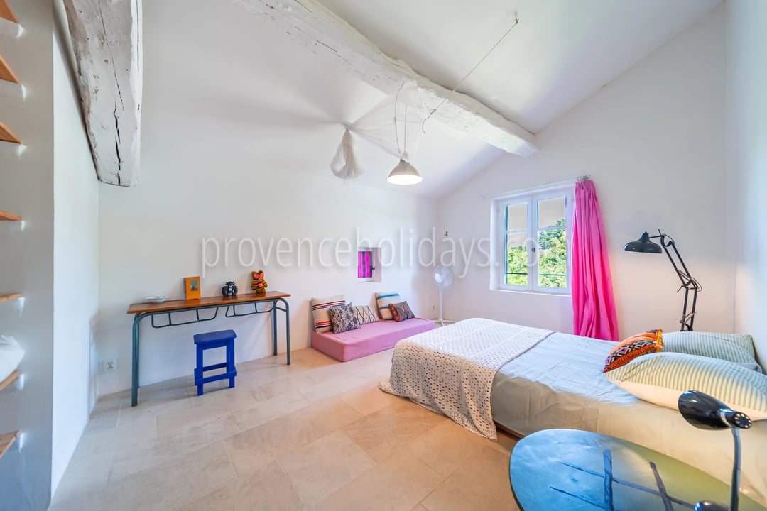 9 - Characterful mas in Cavaillon: Villa: Bedroom
