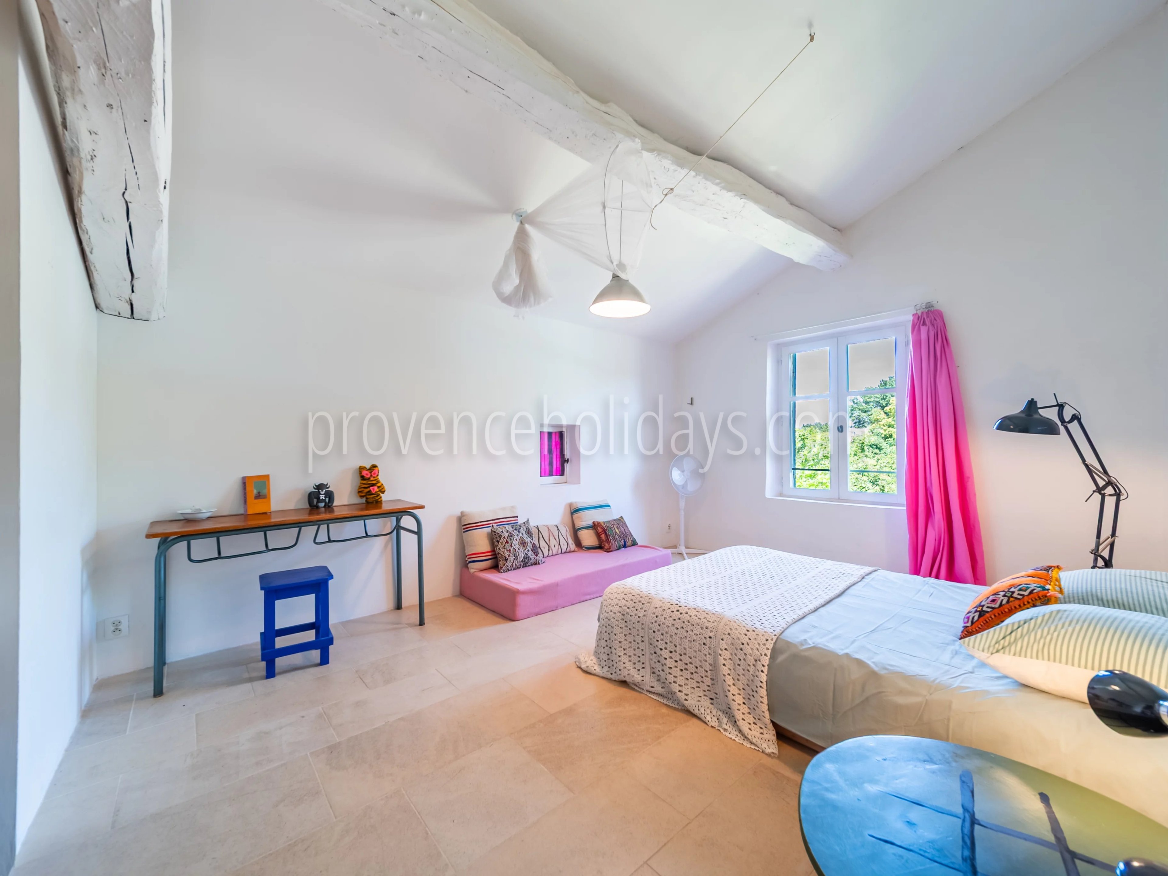 9 - Characterful mas in Cavaillon: Villa: Bedroom
