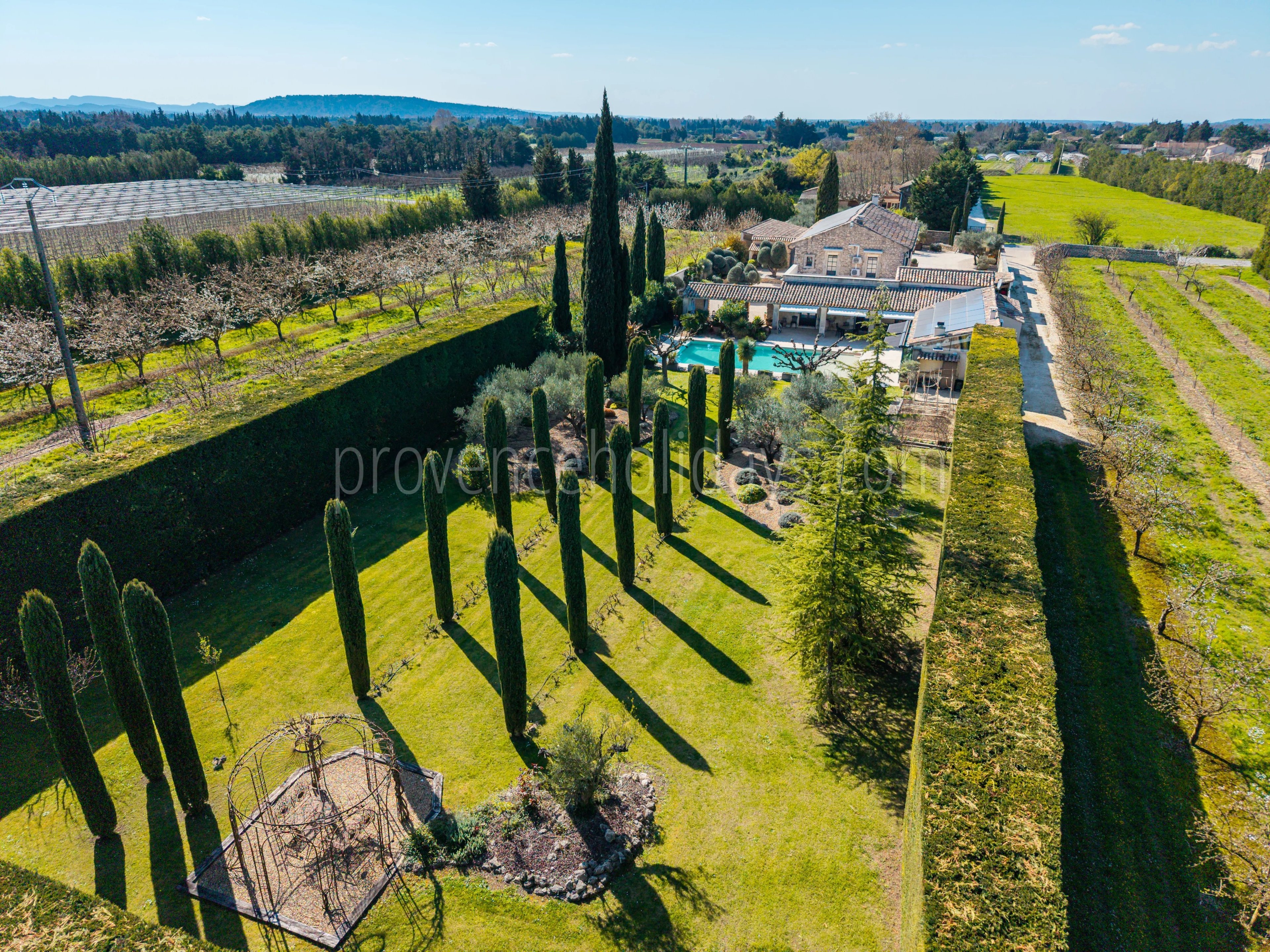 6 - Provençal mas in Robion: Villa: Exterior