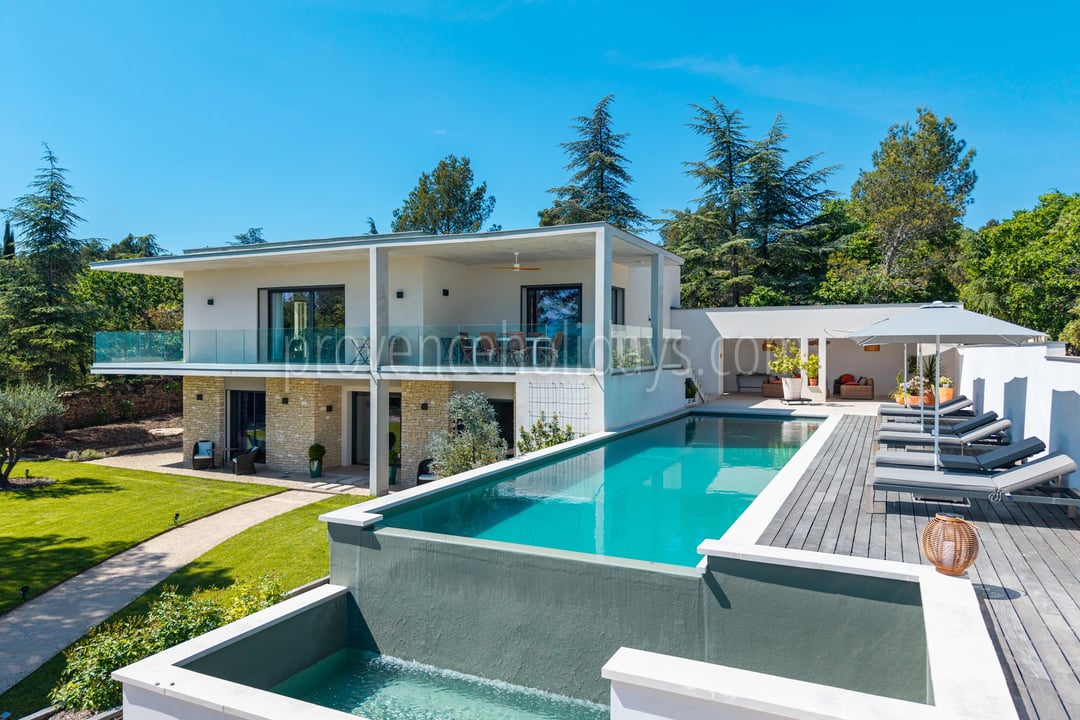 Contemporary villa with views of the Luberon in Cabrières-d’Avignon