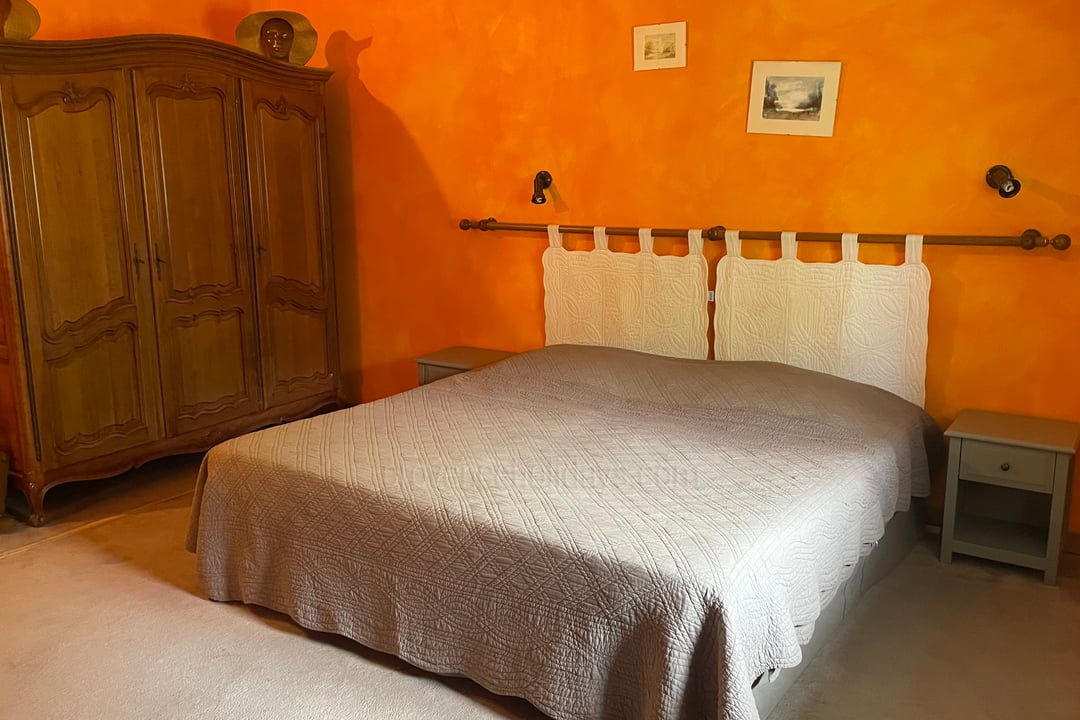 8 - La Grange de la Roque: Villa: Bedroom