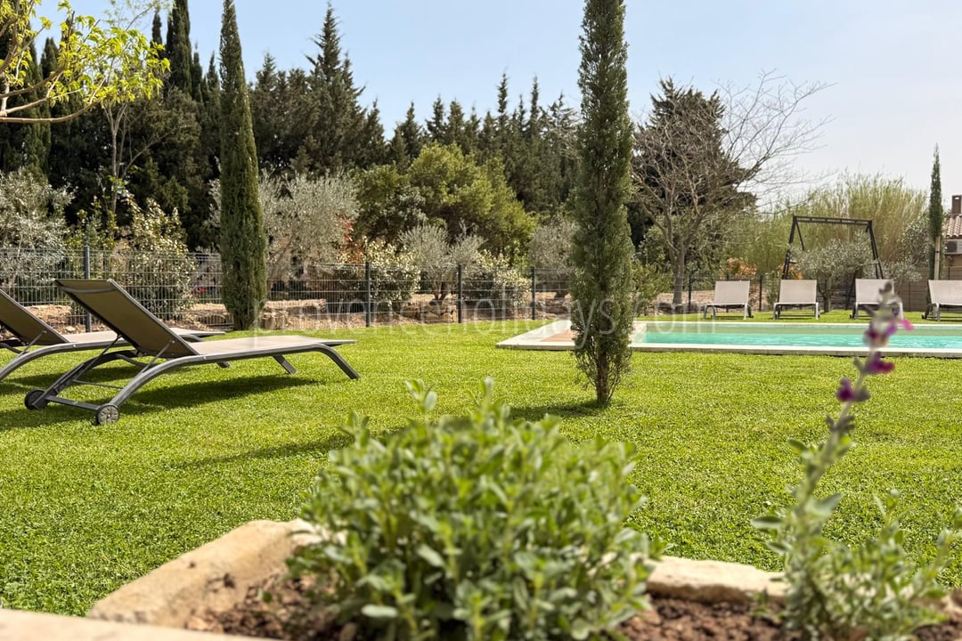 25 - Mazet du Paradou: Villa: Exterior