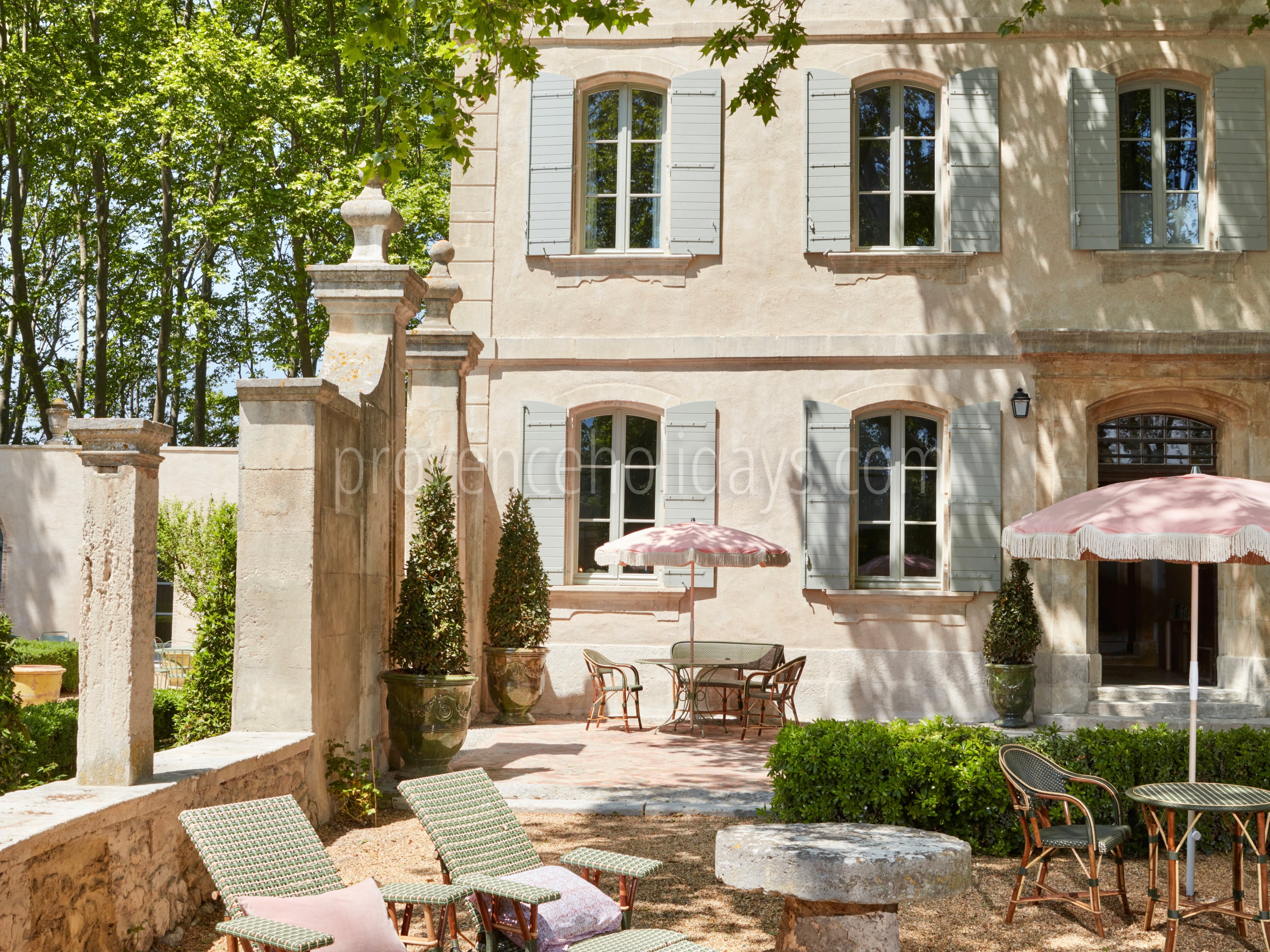 -1 - Bastide des Alpilles: Villa: Exterior
