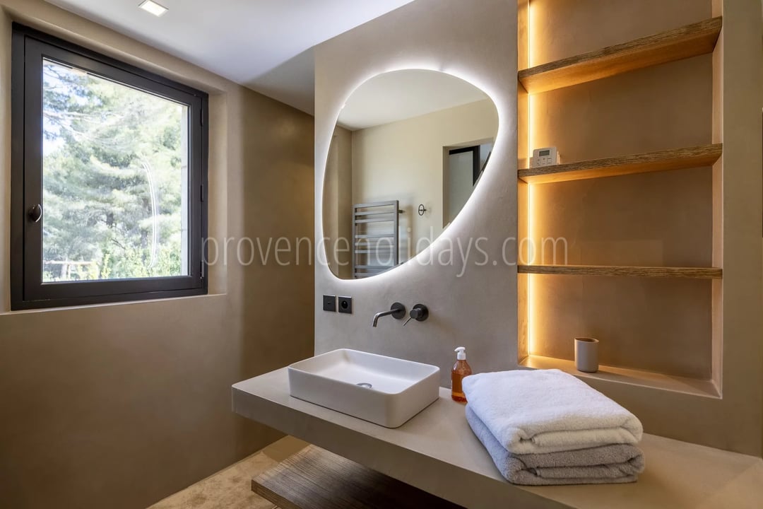 19 - Le Loup des Alpilles: Villa: Bedroom