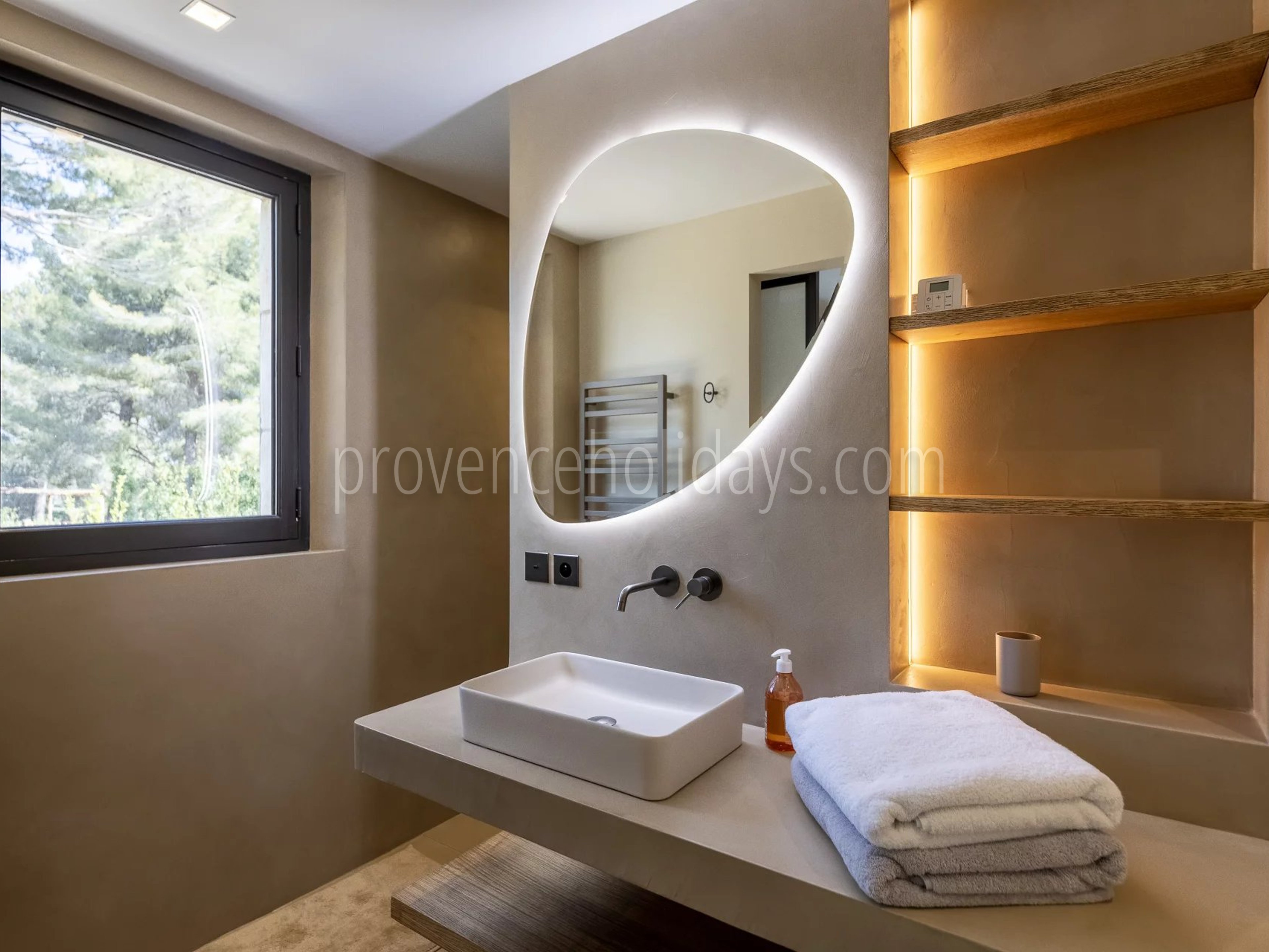 19 - Le Loup des Alpilles: Villa: Bedroom