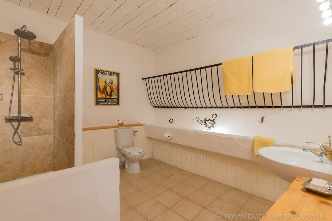 9 - Bastide du Luberon: Villa: Bathroom