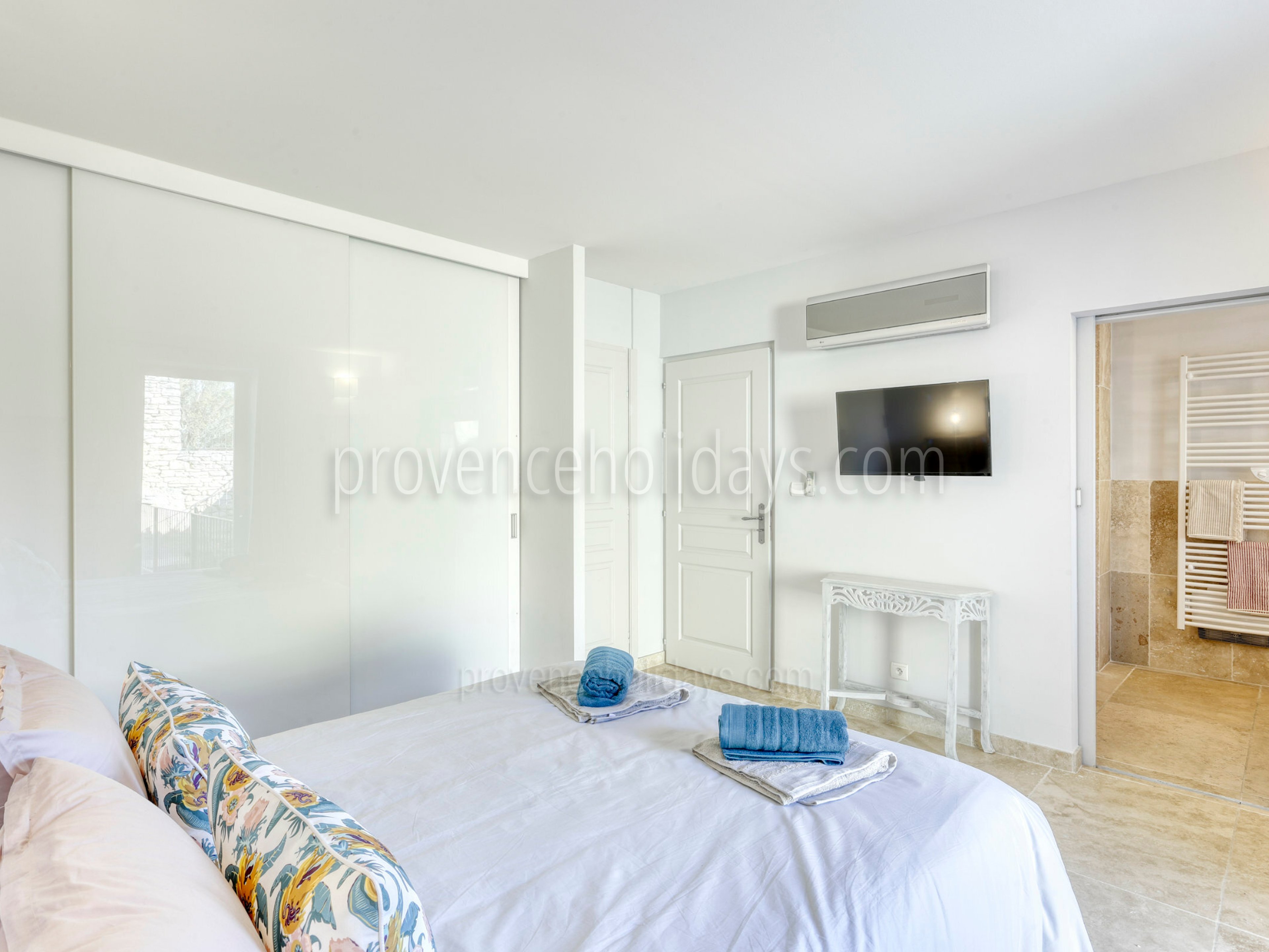 23 - Les Terrasses de Gordes: Villa: Bedroom 1