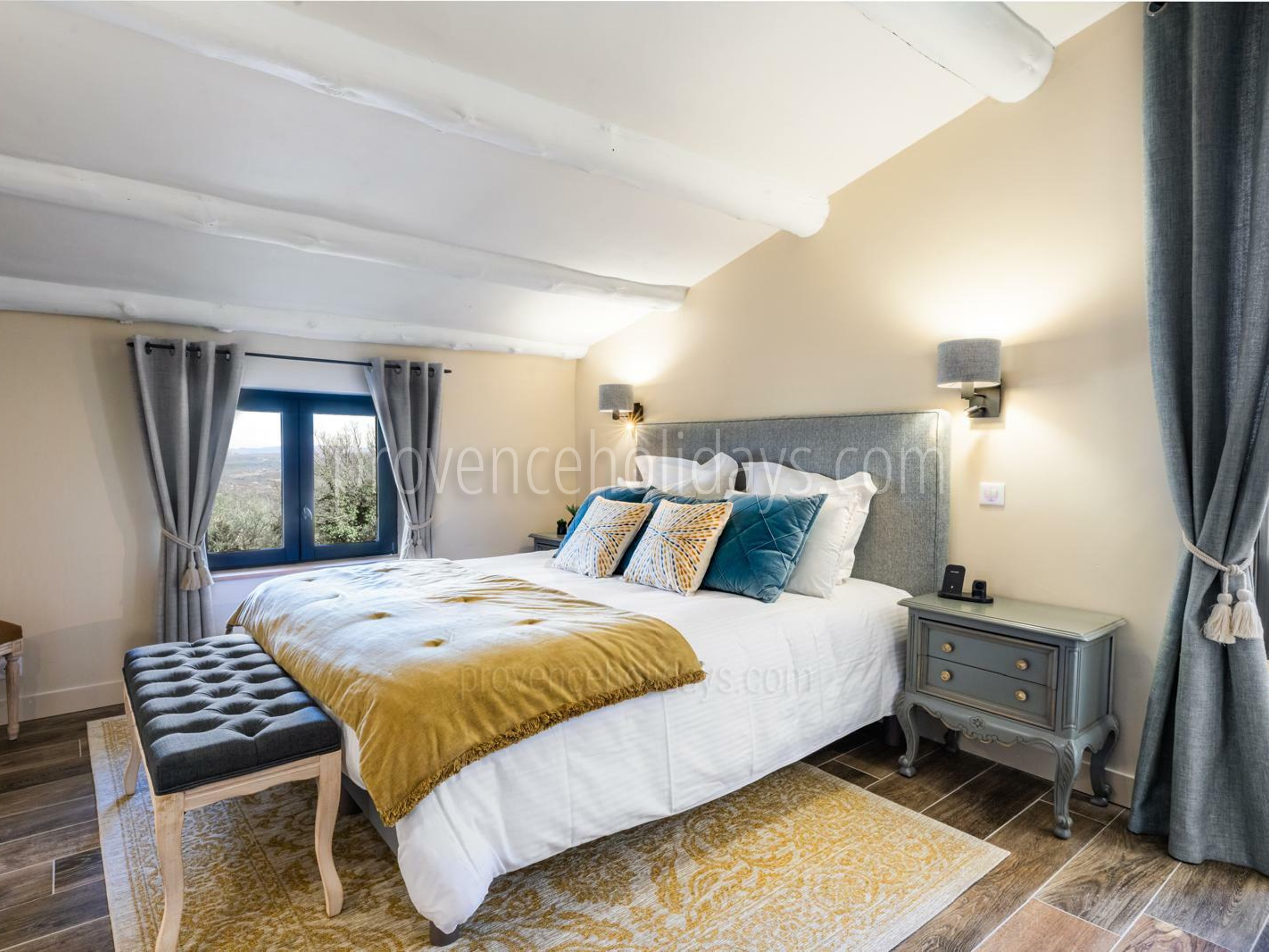 16 - Mas Sylvania: Villa: Bedroom