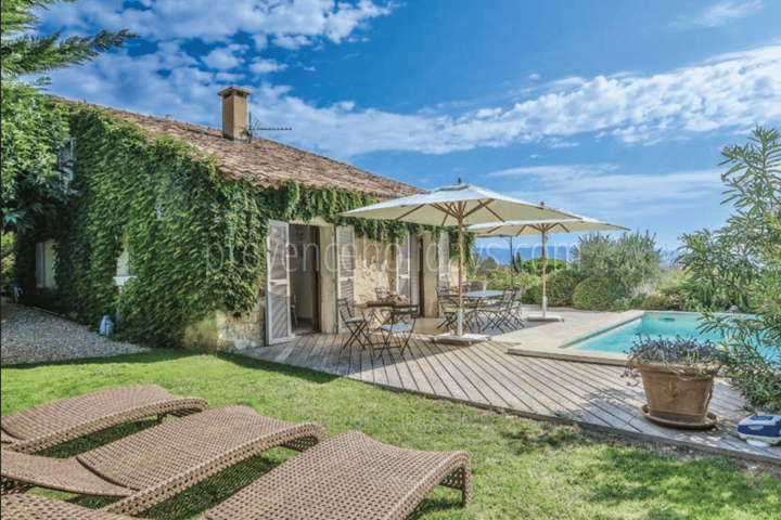 Charming holiday rental with a heated pool in Gordes