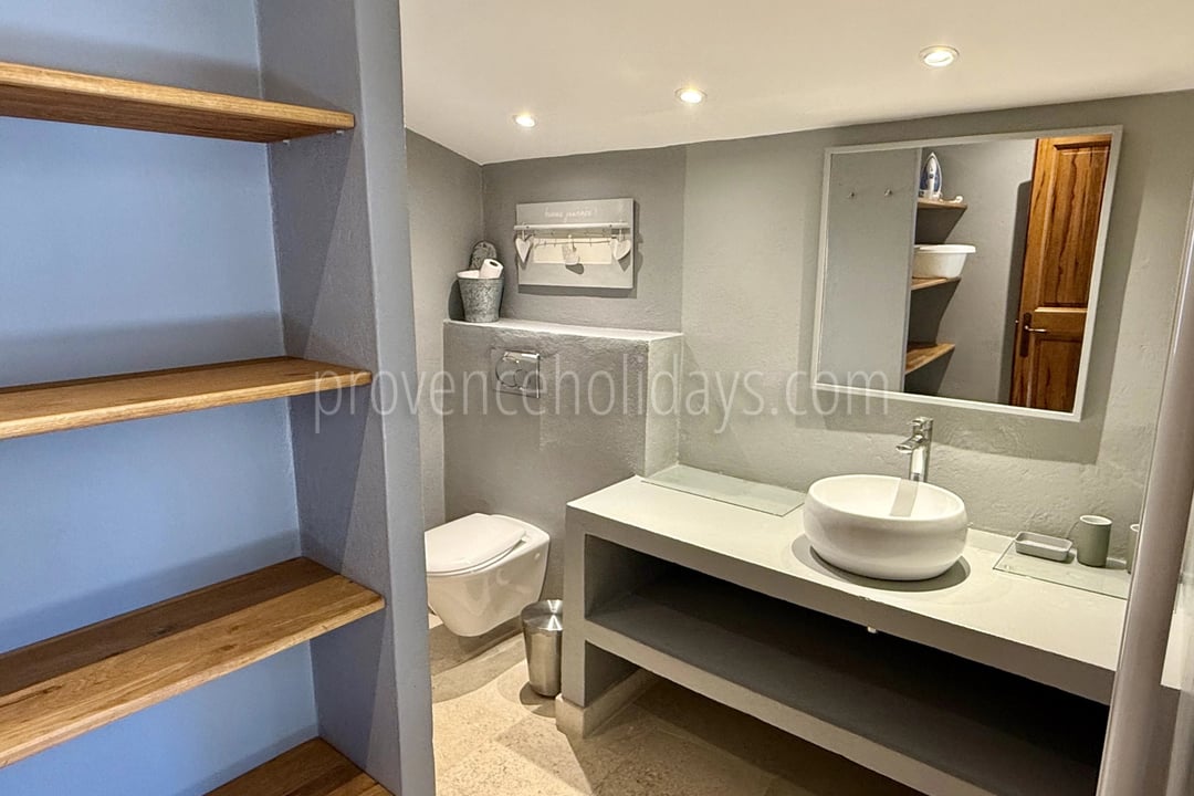 6 - Property with gîtes in Gordes: Villa: Bathroom