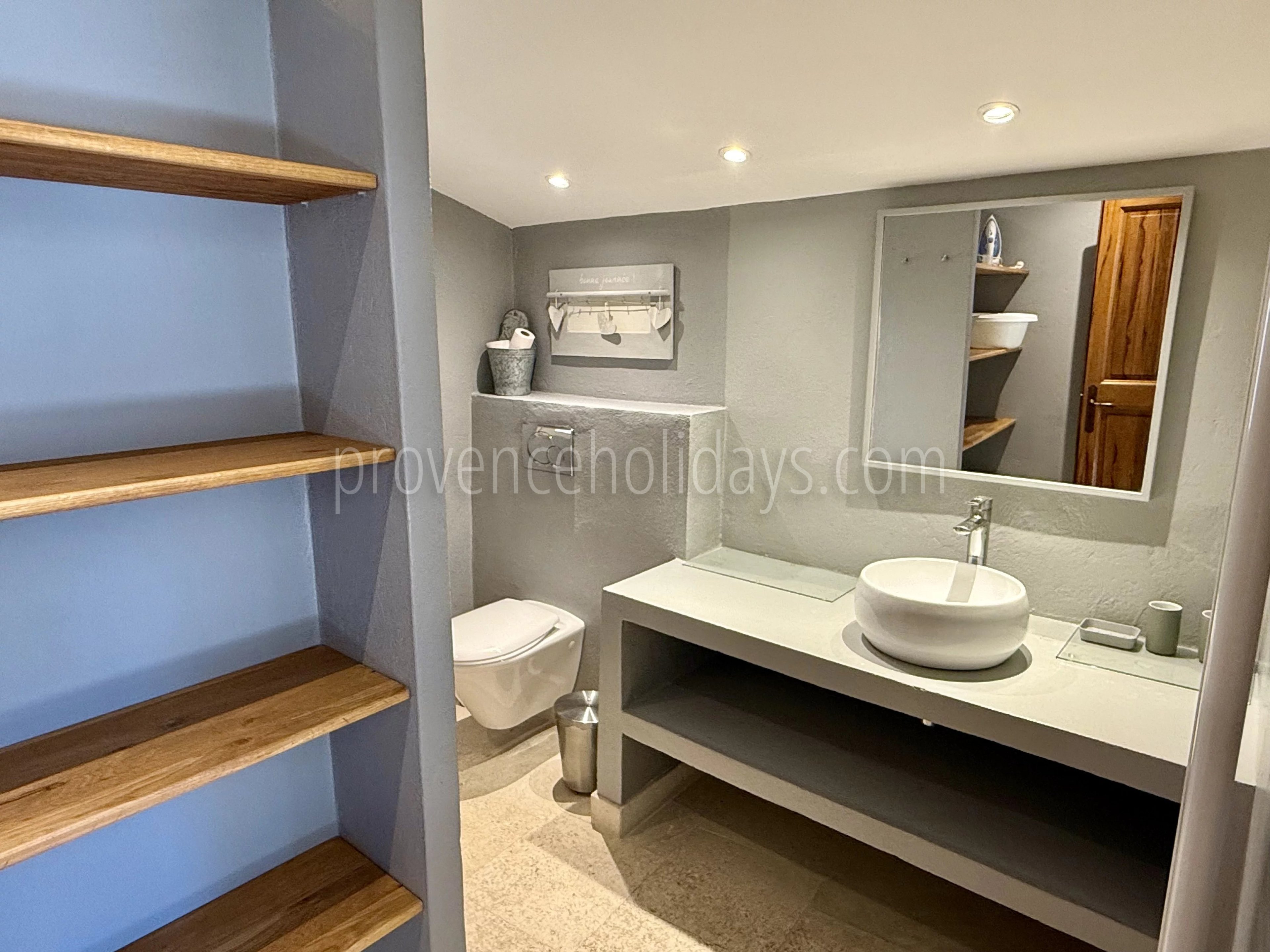 6 - Property with gîtes in Gordes: Villa: Bathroom