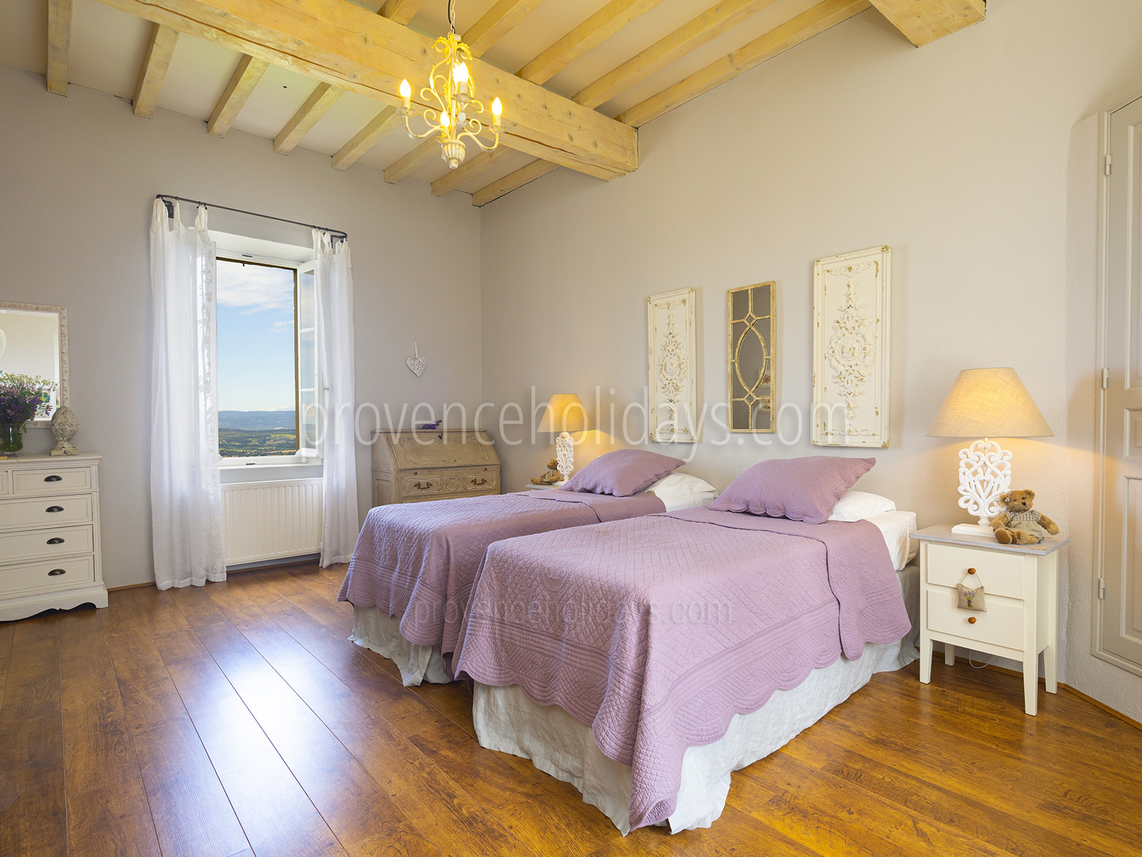 7 - Villa Luberon: Villa: Bedroom