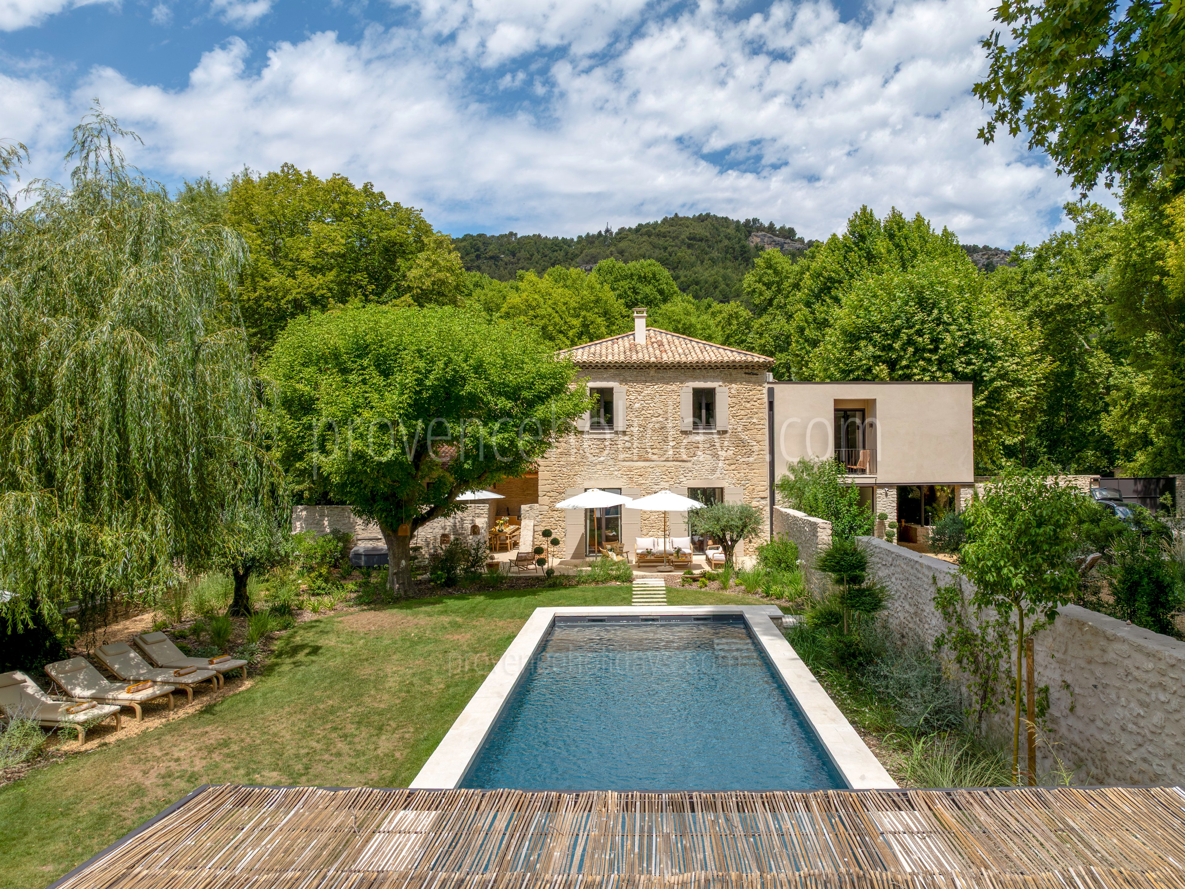 56 - Domaine de la Sorgue: Villa: Exterior