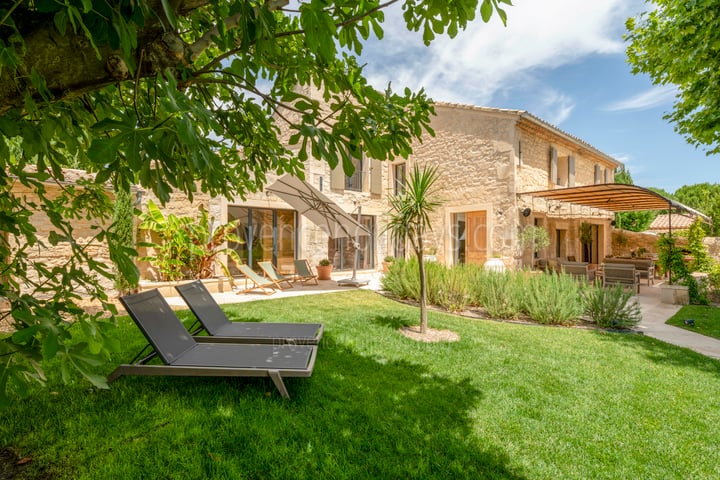 Villa de charme avec piscine et jardin spacieux