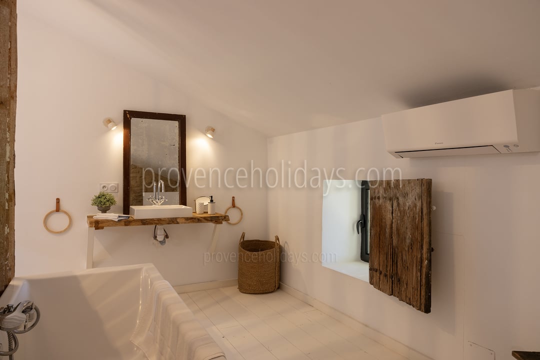 10 - Le Mas d\'Entraigues: Villa: Bathroom