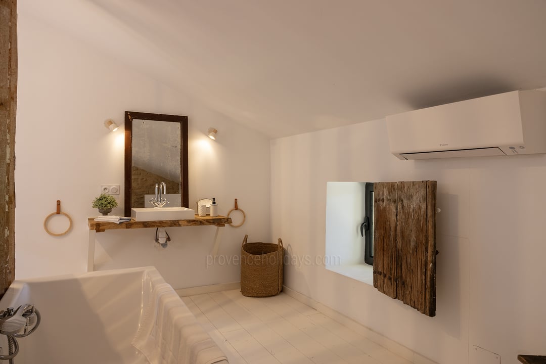 11 - Le Mas d\'Entraigues: Villa: Bathroom