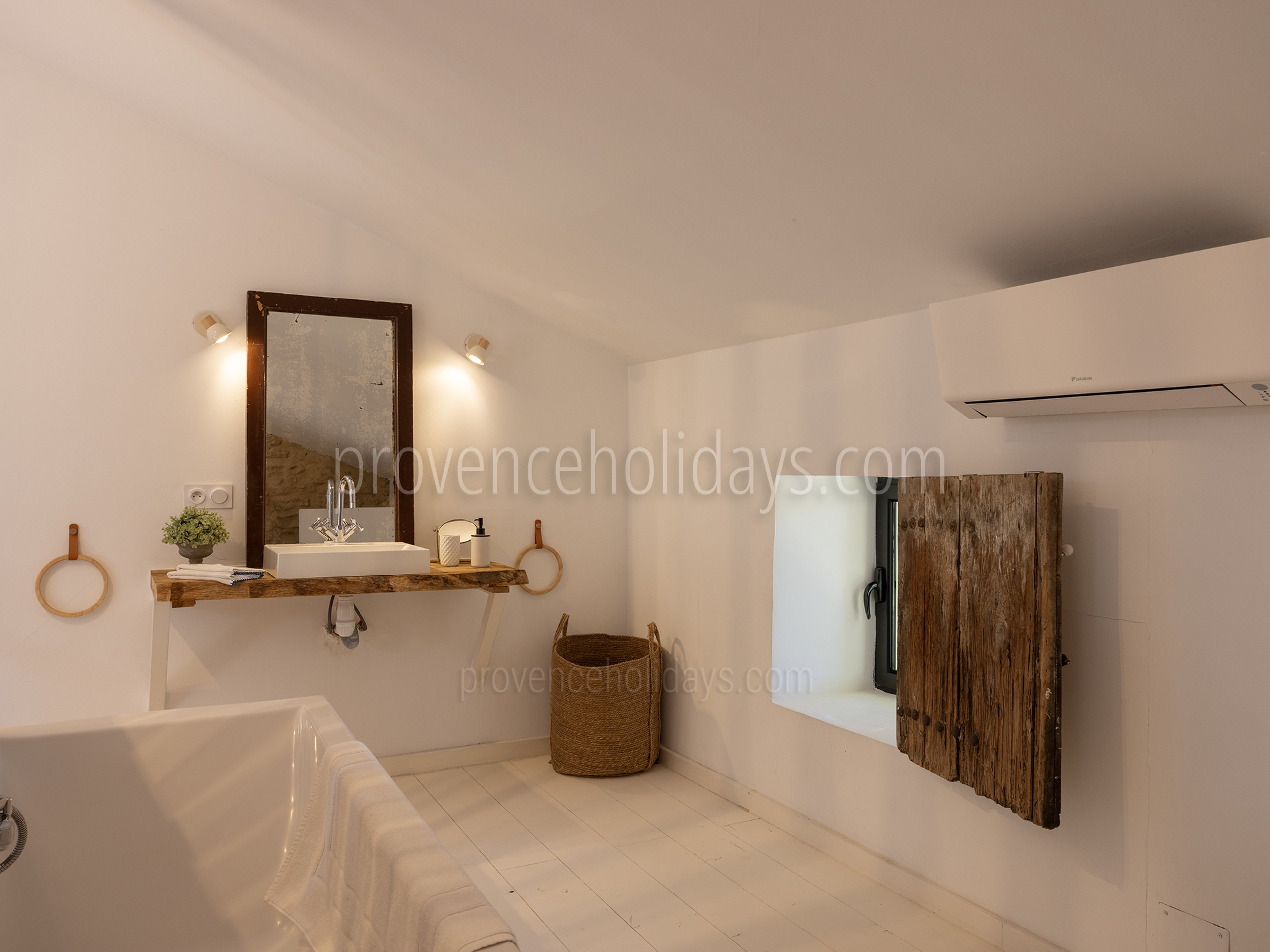 10 - Le Mas d\'Entraigues: Villa: Bathroom