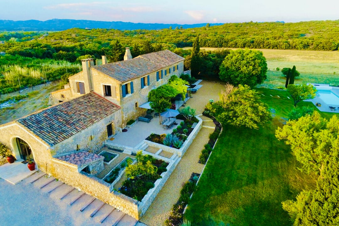 Restored farmhouse with a pool near Les Baux-de-Provence