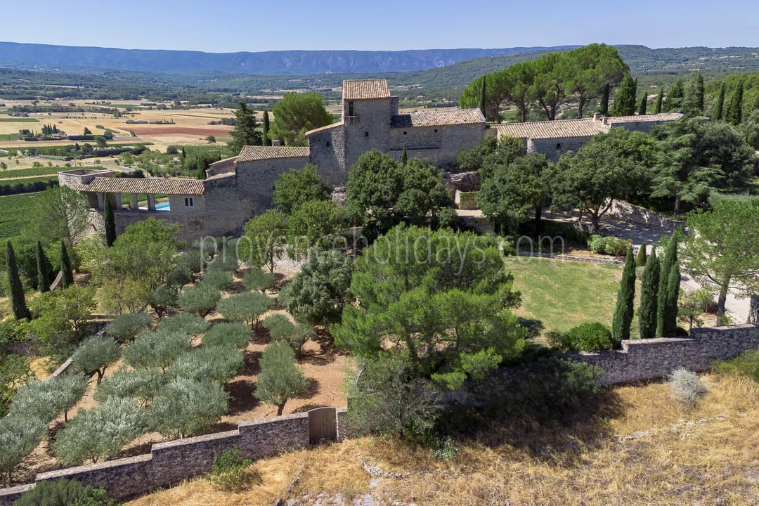 11 - Historic residence in Gordes: Villa: Exterior