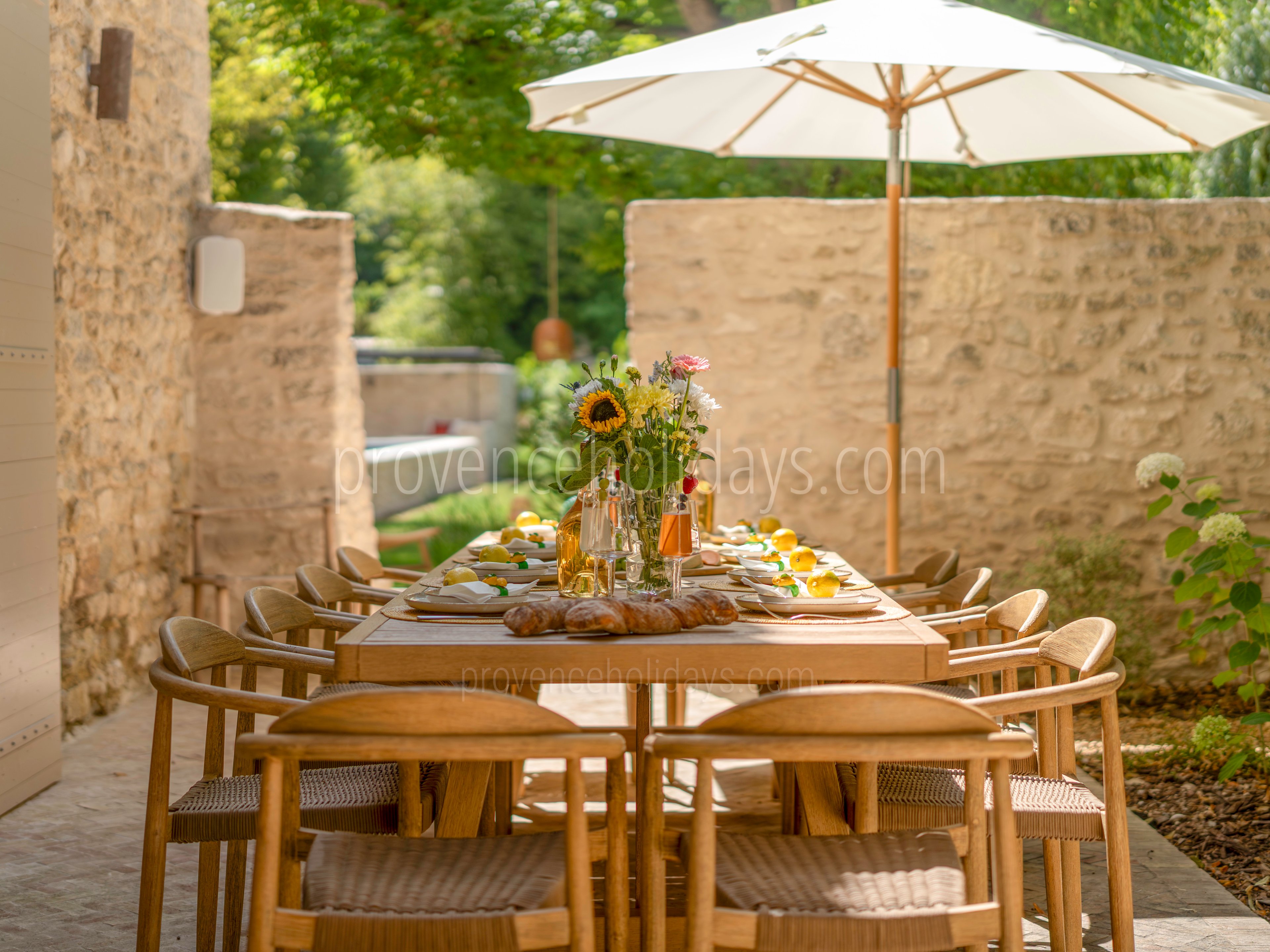 15 - Domaine de la Sorgue: Villa: Exterior